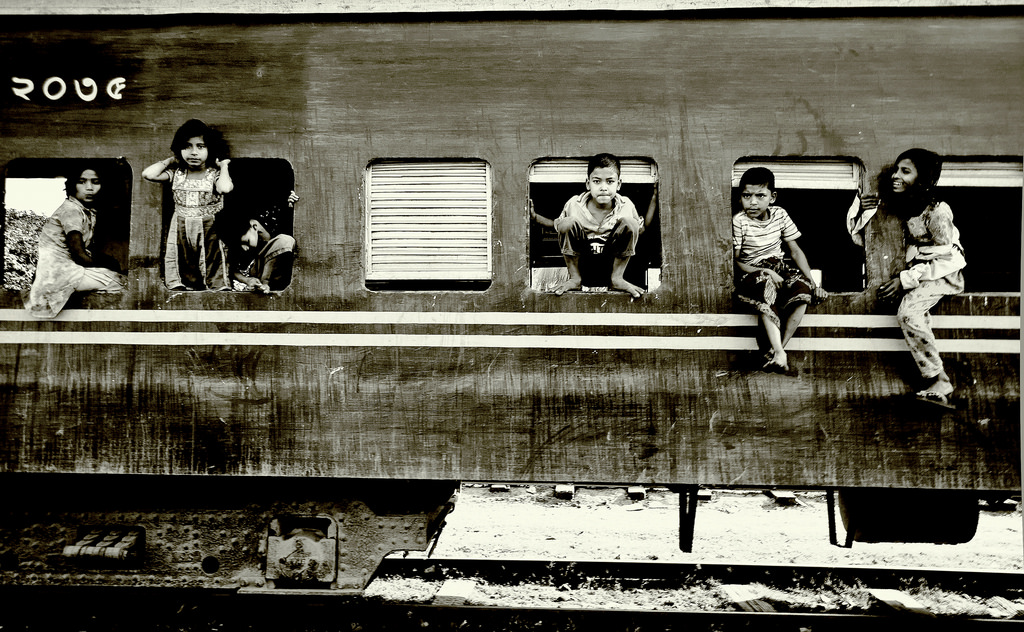 kontrast, monokrom, vindue, gade, børn, fotografering, tog, Nikon, Bangladesh, infrastruktur, pige, bw, flickraward5, fotografi, hjemløs, flickraward, D3000, 1855mm, Chittagong, 2035, sort og hvid, monokrom fotografering, bangladeshrailway, kaziriasatalve, chittagongrailwaystation, human behavior