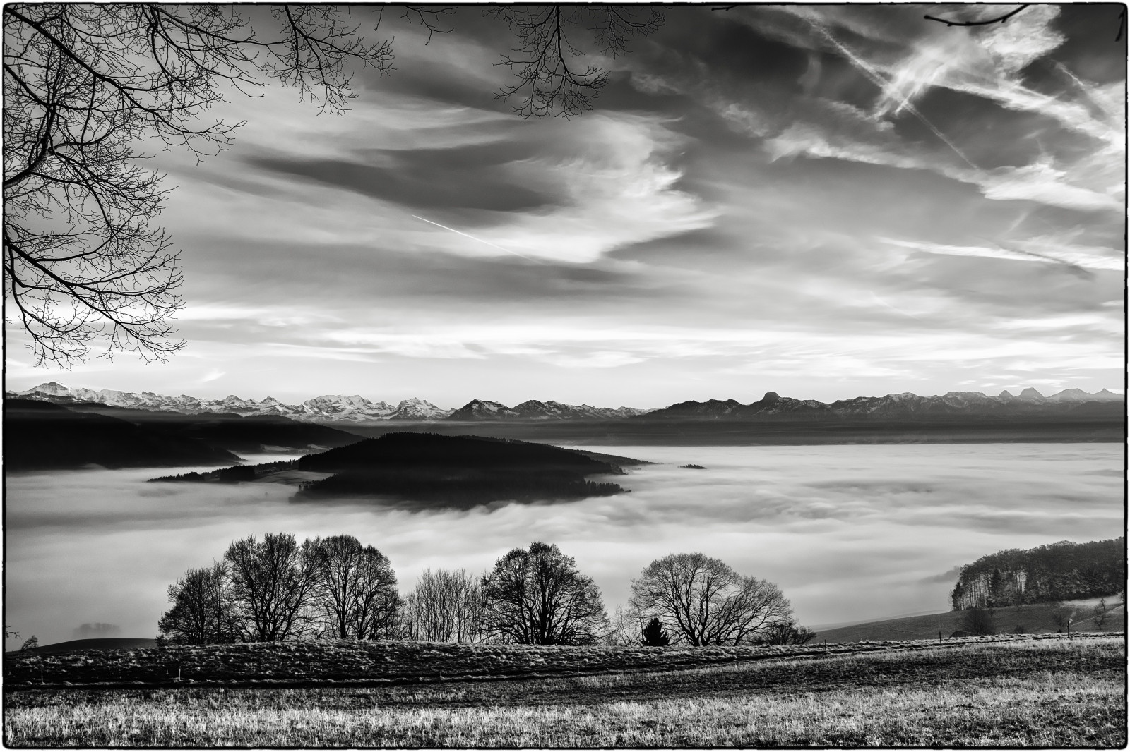 krajina, hory, černobílý, Příroda, odraz, nebe, fotografování, mraky, horizont, Bern, mrak, strom, Černá bílá, natur, Schwarzweiss, mraky, Berge, Nebel, jezero, atmosférický jev, Černý a bílý, monochromatické fotografování, fogmist, Orte