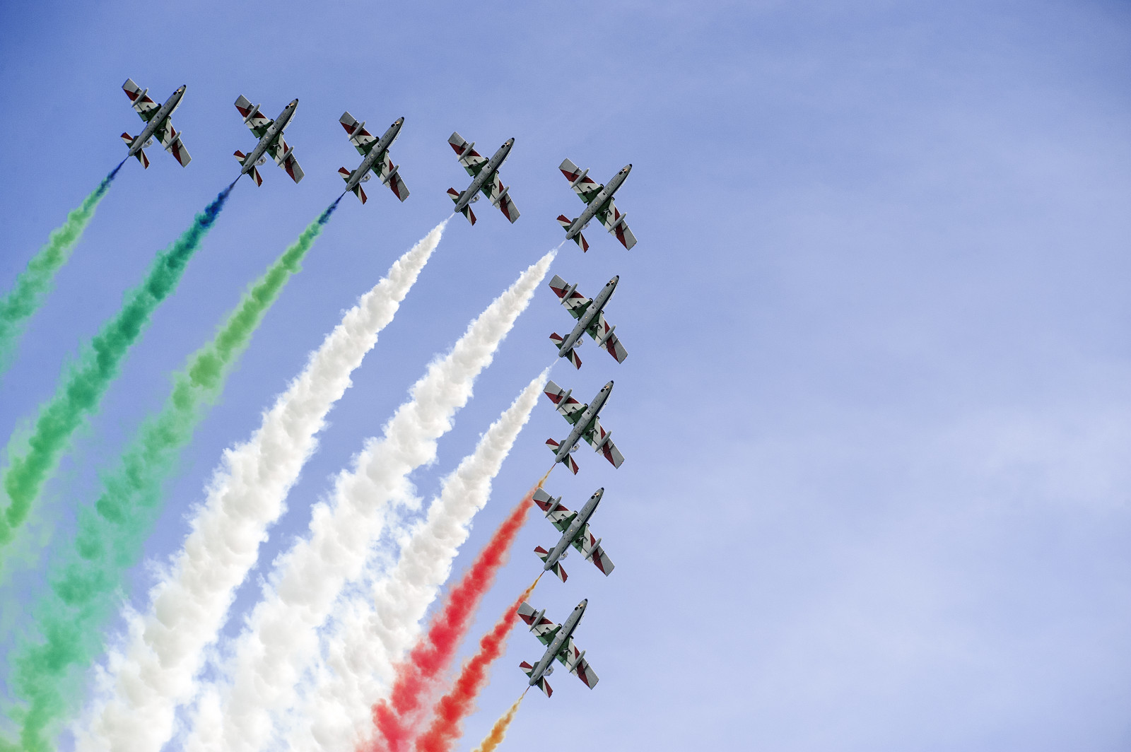 at vise, rød, hav, himmel, Italien, hvid, Roma, verde, grøn, farver, spektakulære, Flyve, Nikon, krig, Mediterraneo, Italia, hoppe, FIAT, fly, røg, hangar, stolthed, fly, landing, luft show, Volo, pony, cielo, Chauffør, Pande, bomba, bombe, rosso, Afgang, looping, bianco, Ostia, aereo, Topgun, Carrello, stunt, Tenente, Aermacchi, spettacolo, Frecce, Tricolori, pattuglia, italiana, akrobatiske, schneider, Fumo, 2014, Solista, piloti, tricolore, aerei, Aeronautica, Scia, tonneaux, portaerei, flyng, militare, velivolo, acrobazia, Colonnello, decollo, mb339, Tirreno, Rivolto, esibizione, Formazione, Atterraggio, aeroplani, 313 gruppo