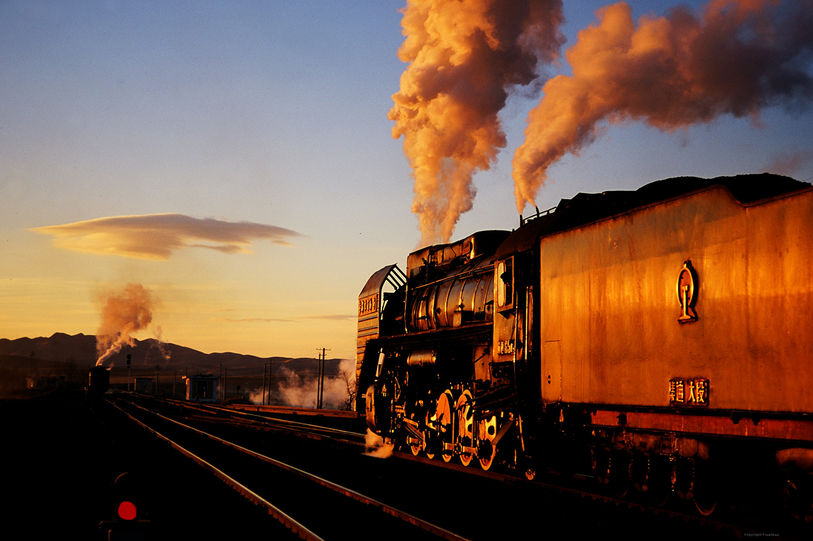 západ slunce, Asie, Čína, Červené, asijský, vozidlo, vlak, železnice, večer, oheň, konstrukce, provoz, Mongolsko, signál, soumrak, doprava, lokomotiva, Cestující, Severní, světlo, vnitřní, scéna, parní, kolejnice, západ slunce, východní, tren, dráha, box, provincie, národy, republika, průmysl, železniční doprava, treno, sklad, nei, Mongol, Dampflok, vapeur, Ferrocarril, jitong, qj, tielu, Vapore, chabuga, volksrepublic