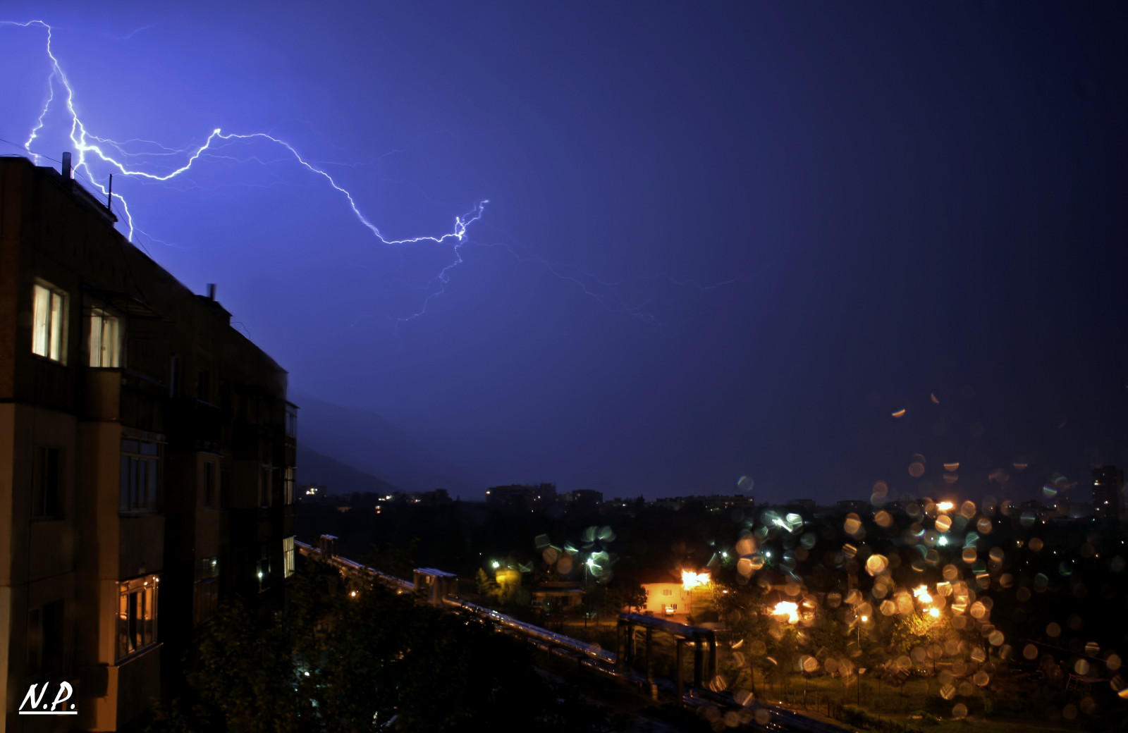 pouliční osvětlení, město, noc, nebe, Blesk, večer, atmosféra, hrom, metropole, elektřina, mrak, strom, osvětlení, bouřka, tma, jev