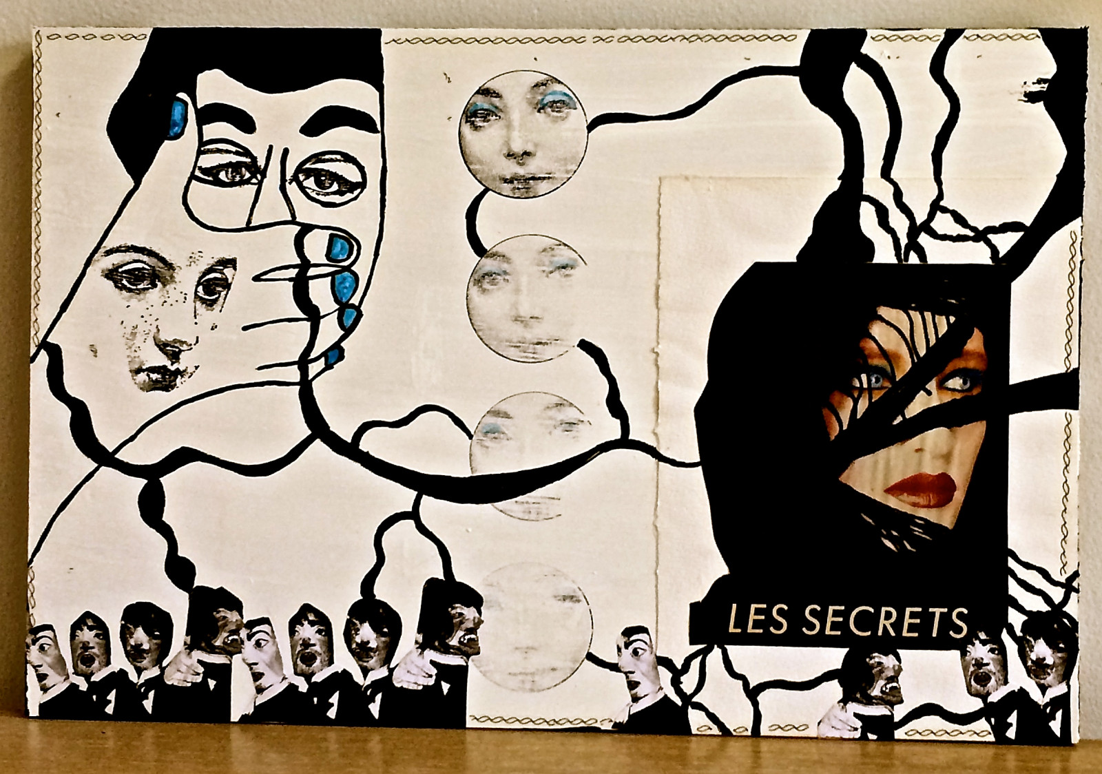 modrý, Černý a bílý, žena, bílý, muž, Černá, muži, tvář, koláž, podzemí, oči, ruce, ženy, rawart, lidové umění, outsiderart, tváře, známky, shromáždění, smíšená média, soudobé umění, moderní umění, surrealismus, nadreálný, skrytý, fantazie, samouk, expresionismus, nehty, artbrut, úkryt, tiedup, DeviantArt, tajemství, překližka, akrylová barva, naiveart, v bezvědomí, Letraset, visionaryart, primitiveart, Wavylines, podvědomý, naifart, Donttell, artonwood, Tiedtogether, metallicpaint, Čelní deska, jenniferbeinhackercom, Eyestamp