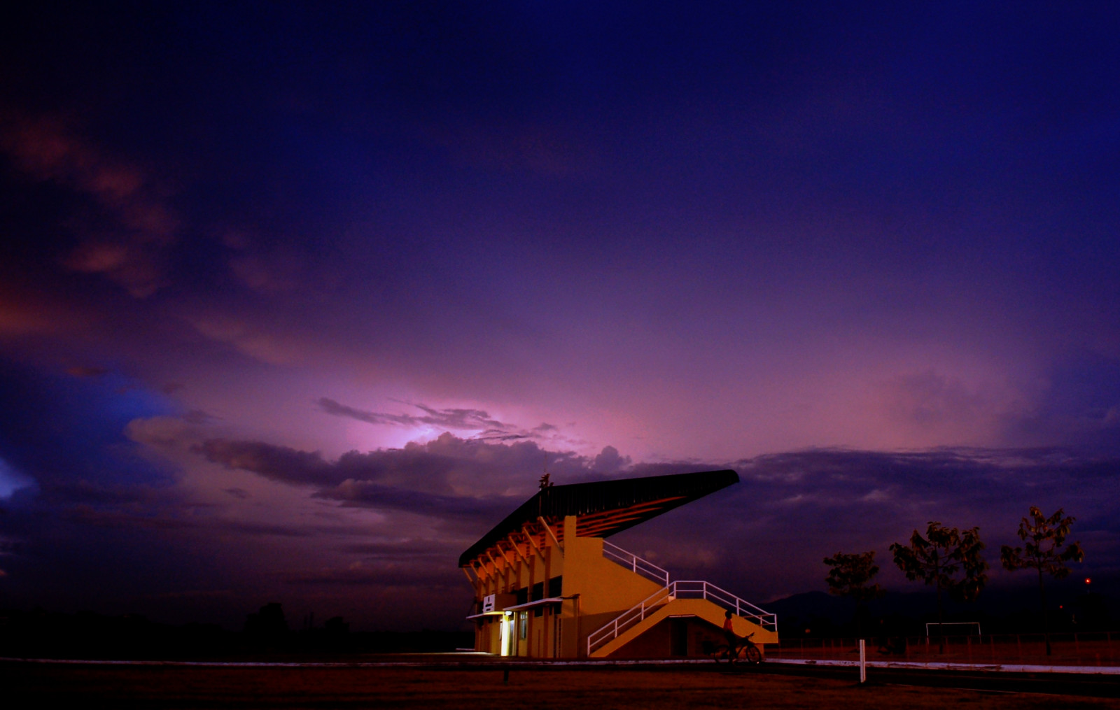 แนวนอน, พระอาทิตย์ตก, กลางคืน, สีแดง, ท้องฟ้า, เมฆ, พระอาทิตย์ขึ้น, ฟ้าผ่า, สีเหลือง, สีน้ำเงิน, ตอนเย็น, เช้า, ลม, ขอบฟ้า, บรรยากาศ, Nikon, ฟุตบอล, พลบค่ำ, ประเทศไทย, เมฆ, nikkor, รุ่งอรุณ, แสง, ความมืด, วอลล์เปเปอร์คอมพิวเตอร์, บรรยากาศของโลก, สายัณห์, ท้องฟ้าสีแดงตอนเช้า, ปรากฏการณ์ทางอุตุนิยมวิทยา, yahoocom, ปรากฏการณ์, nikoncom, flickrcom, googlecom, searchyahoocom, dpreviewcom, flickrleechnet, imagessearchyahoocom, xtramyyahoocom, buddhataoblogspotcom, singsnapcom, attmyyahoocom, charliebrown8989wordpresscom, thailandcom, fiveprimeorg