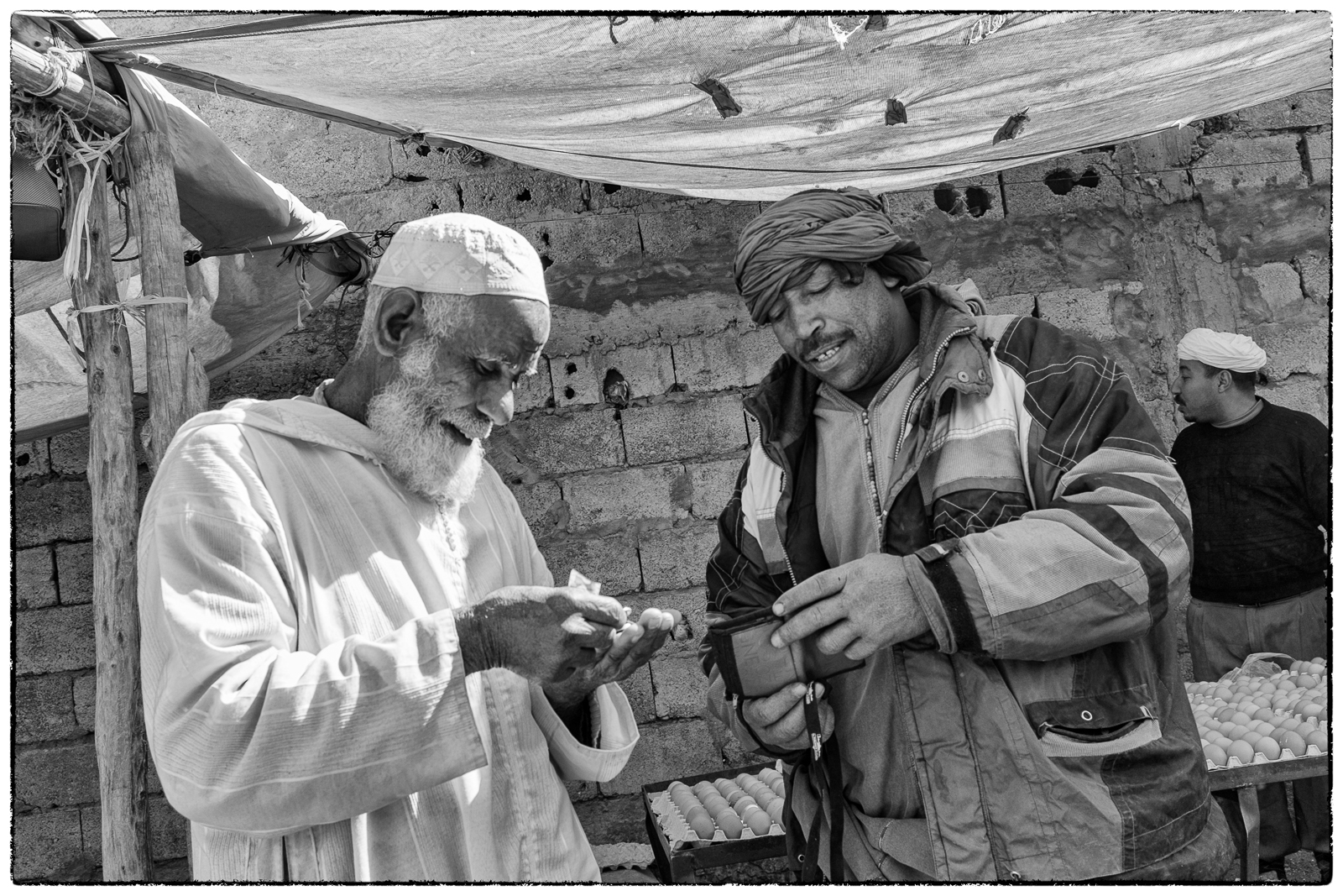 ผู้ขาย, ลูกค้า, เงิน, geld, verf ufer, Kunde, bezahlung, จ่าย, markt, ตลาด, Marokko, โมร็อกโก, strasenszene, ถนน, bw, streetscene, ใบหน้า, Maroc, fujix100s, Zagora, แนวตั้ง, เครา, m nner, Portrat, ฟูจิ, gesichter, SW, menschen, x100s