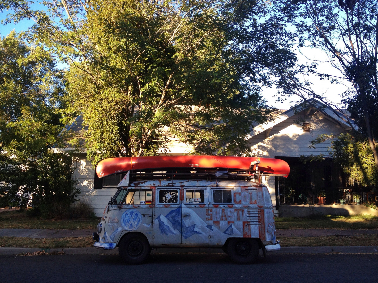 krajina, bílý, sport, město, ulice, Příroda, auto, městský, Červené, nebe, vozidlo, Dům, Volkswagen, modrý, večer, Dojíždějící, doprava, svoboda, okolí, dodávka, Zvyk, roadtrip, hippie, parkoviště, dovolená, limuzína, Křupavý, strom, cestovat, rostlina, krása, malovat, kánoe, vagón, dobrodružství, klasický, bílá Voda, hippie, vw, scénický, rekreace, zaparkoval, táborník, Cikán, dřevina, automobilový exteriér, luxusní vůz, rodinný vůz, kompaktní vůz, motorové vozidlo, druh dopravy, kola, cestovatel, Stockton, americana, mtshasta, shasta, střešní nosič, Vzestupně