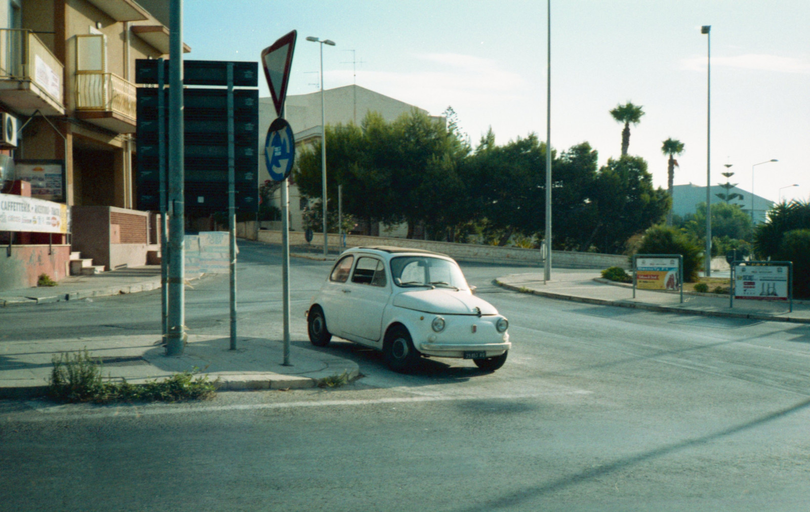 strada, cielo, auto, strada, FIAT, cielo, vecchia macchina, scaduto, macchina, Agfavista100, olympusxa, cinquecento, expiredfilm, expired092006, oldcinquecento, analogicait, lomographyandvintagecameras