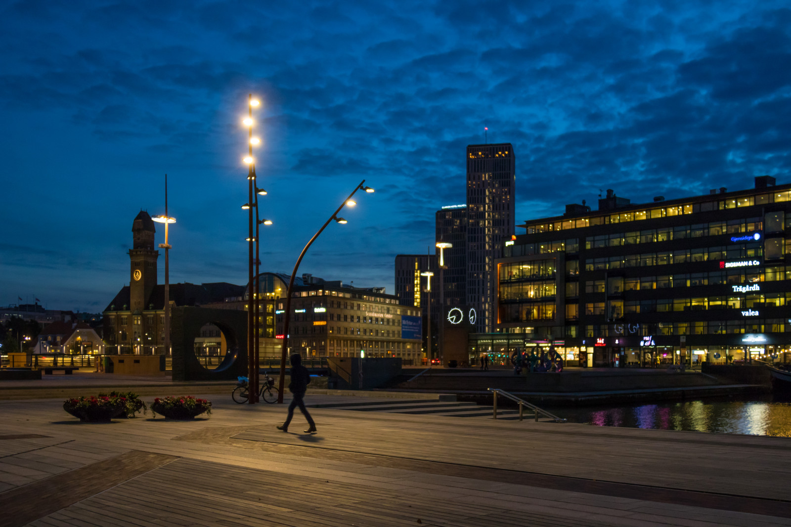 západ slunce, město, panoráma města, noc, budova, odraz, nebe, panoráma, mrakodrap, večer, horizont, soumrak, metropole, světlo, mrak, centrum, bluehour, osvětlení, byggnad, skymning, Malmo, malmolive, exif modelu canoneos760d, geocountry, Kamera aby kánon, geocity, Model fotoaparátu canoneos760d, geostate, geolocation, EXIF čočka efs18200mmf3556is, exif aby kánon, EXIF otvor 40, bl timmen, exif focallength 24mm, exif isospeed 1000, mezník, urban area, Metropolitní oblast, lidské osídlení