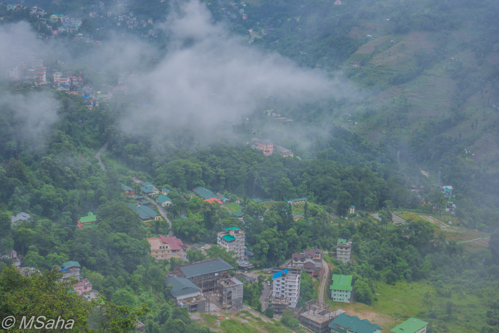 stanice hill, mrak, horských reliéf, nebe, strom, hora, vysočina, mlha, pohoří, mount scenérie, kopec, geologický fenomén, vesnice, ráno, letecké snímkování, mlha, venkov, údolí, krajina, ptačí perspektivy, les, meteorologický jev, tráva, opar, rostlina, deštný prales, džungle