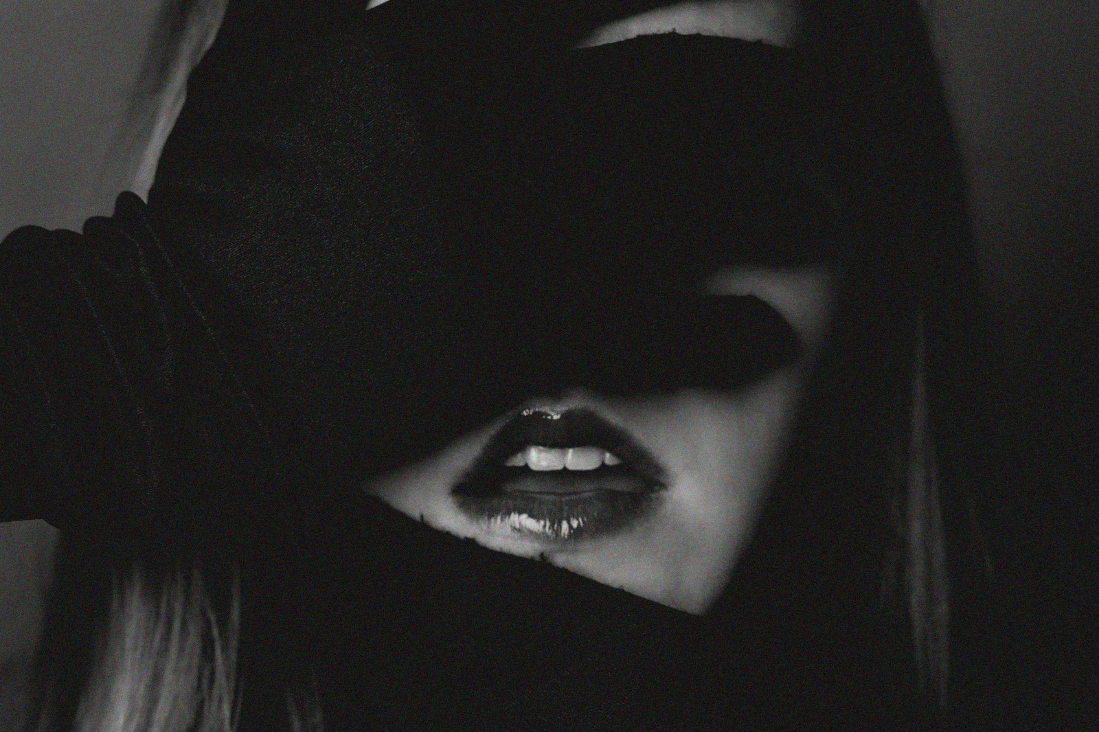 viso, nero, monocromo, ritratto, mani, fotografia, avvicinamento, rossetto, guanti, capelli neri, labbra, moda, capelli, grano, denti, bocca, naso, Concetto, bianco e nero, ragazza, bellezza, occhio, oscurità, labbro, collo, mento, bianco e nero, fotografia in bianco e nero, film noir, sopracciglio, avvicinamento, ciglio, mascella