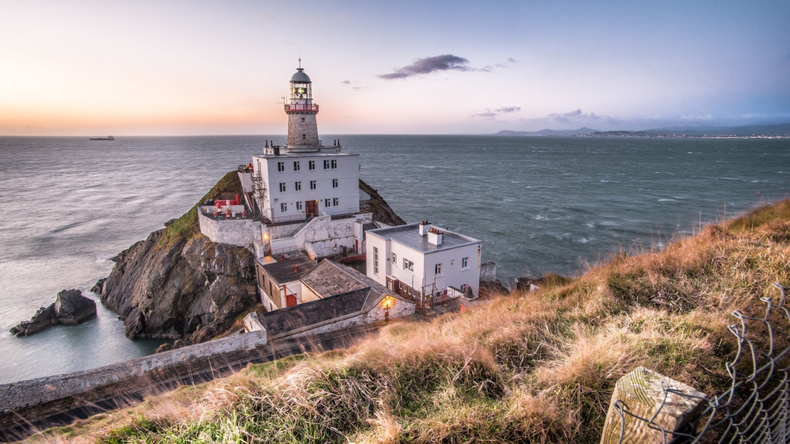 krajina, světla, hory, loď, moře, architektura, voda, Skála, Příroda, budova, tráva, vozidlo, silnice, mraky, kopce, věž, vlny, pobřeží, útes, maják, horizont, pelerína, plot, Irsko, Terén, oceán, vlnolam