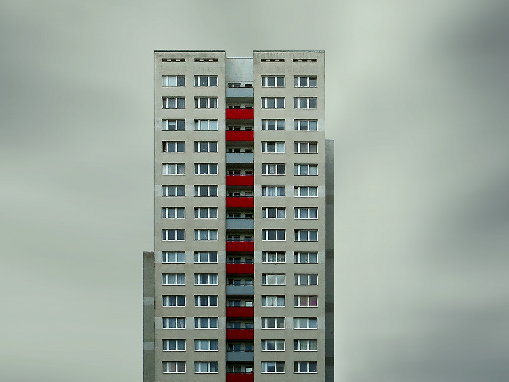 Berlín, nebe, nebe, cielo, gris, šedá, Šedá, mraky, BEW LKT, mrak, zakalený, nube, nuboso, plattenbau, platte, edificio, prefabricado, residencial, obytný, budova, Fenster, Okna, Ventanas, balkon, balkon, balkony, geometrie, geometrie, geometria, čáry, Linien, lineas, wiederholung, opakování, repeticion, nástup, vzor, patron, fassade, fachada, fasáda, přední, architektur, architektura, arquitectura, geb ude, Wohnhaus, Hochhaus, asymmetrya