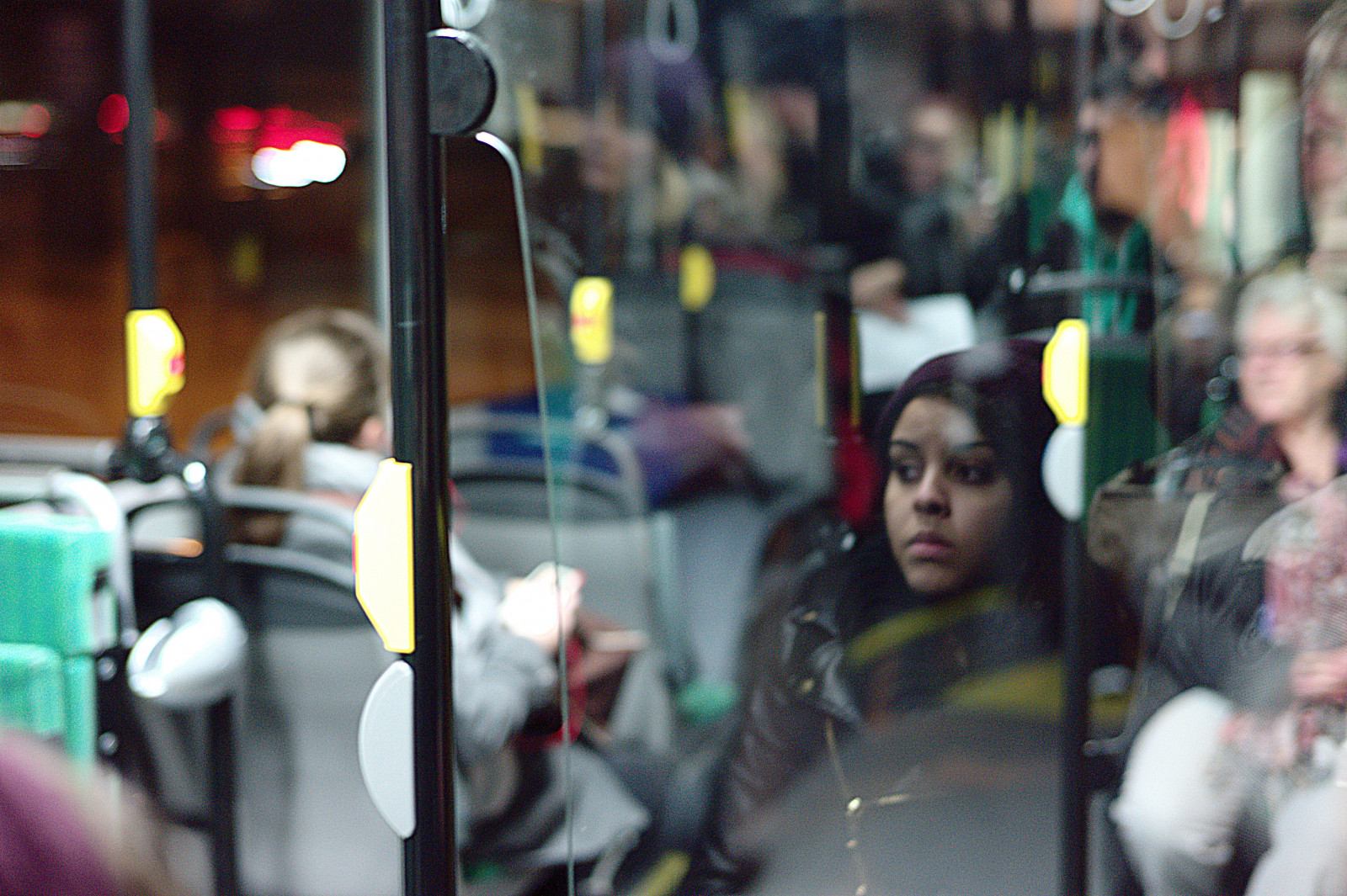 portrét, město, ulice, odraz, silnice, Švédsko, Sverige, pěší, autobus, dívka, žena, zábava, spegling, Lund, dav, momentka, Zm, csonnart1550, Skane, Zeiss50mmf15csonnarzm