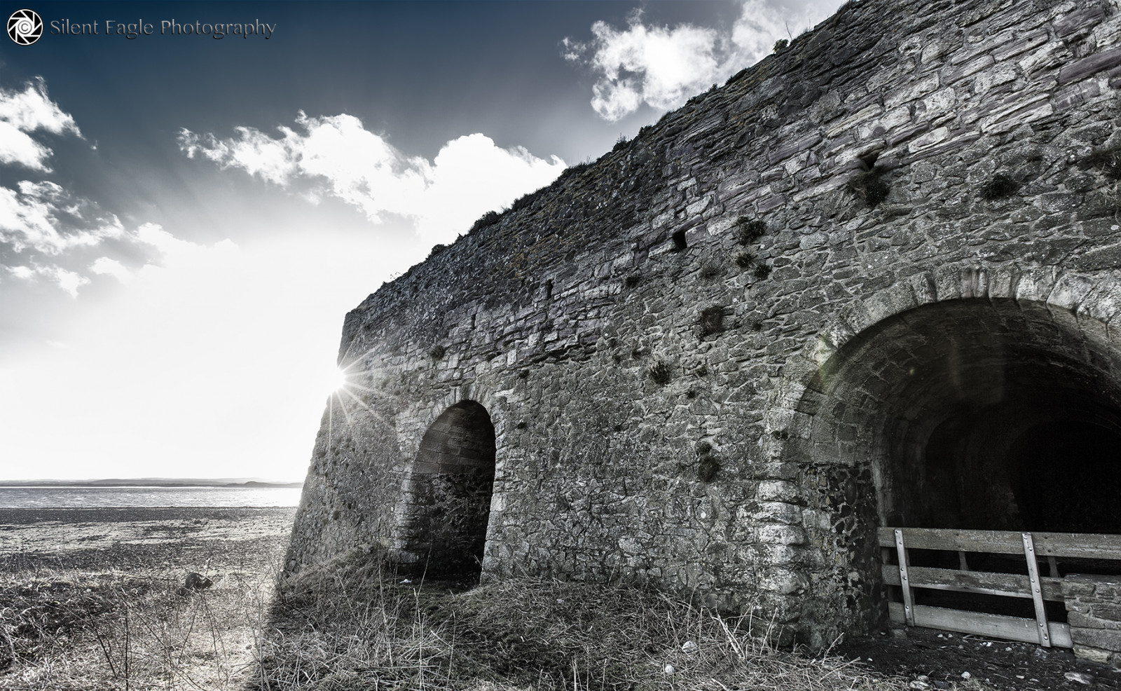 krajina, černobílý, Skála, budova, nebe, stěna, fotografování, mraky, Anglie, hrad, slunce, dějiny, Kánon, ostrov, orel, oblouk, zřícenina, Severní, tichý, Northumberland, mrak, stíny, flickr, východní, svatý, autorská práva, severovýchod, září, silenteaglephotography, silenteagle09, Černý a bílý, monochromatické fotografování, dávná historie, archeologické naleziště, opevnění, Ep9162, stock photography