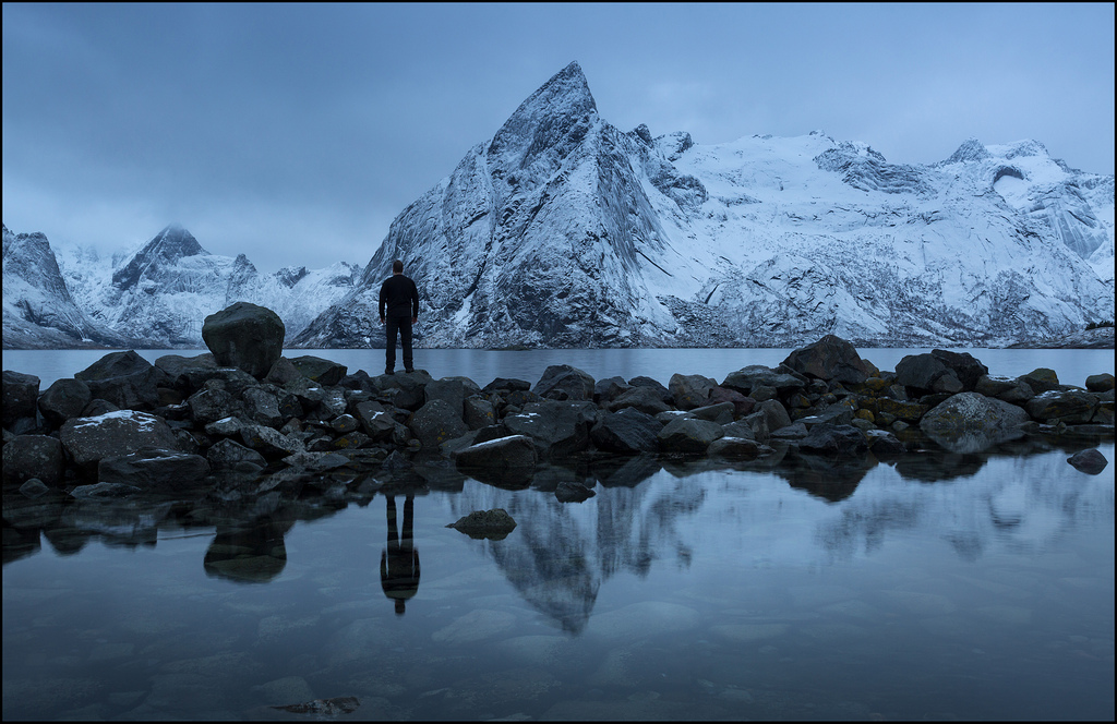 krajina, temný, moře, voda, Příroda, odraz, sníh, zima, led, Lofoten, Norsko, fjord, divočina, Arktický, vrcholek, Reine, hora, přímořská krajina, norge, Norsko, Snímek obrazovky, hamnoy, atmosférický jev, počítač tapeta, horských reliéf, landform, pohoří