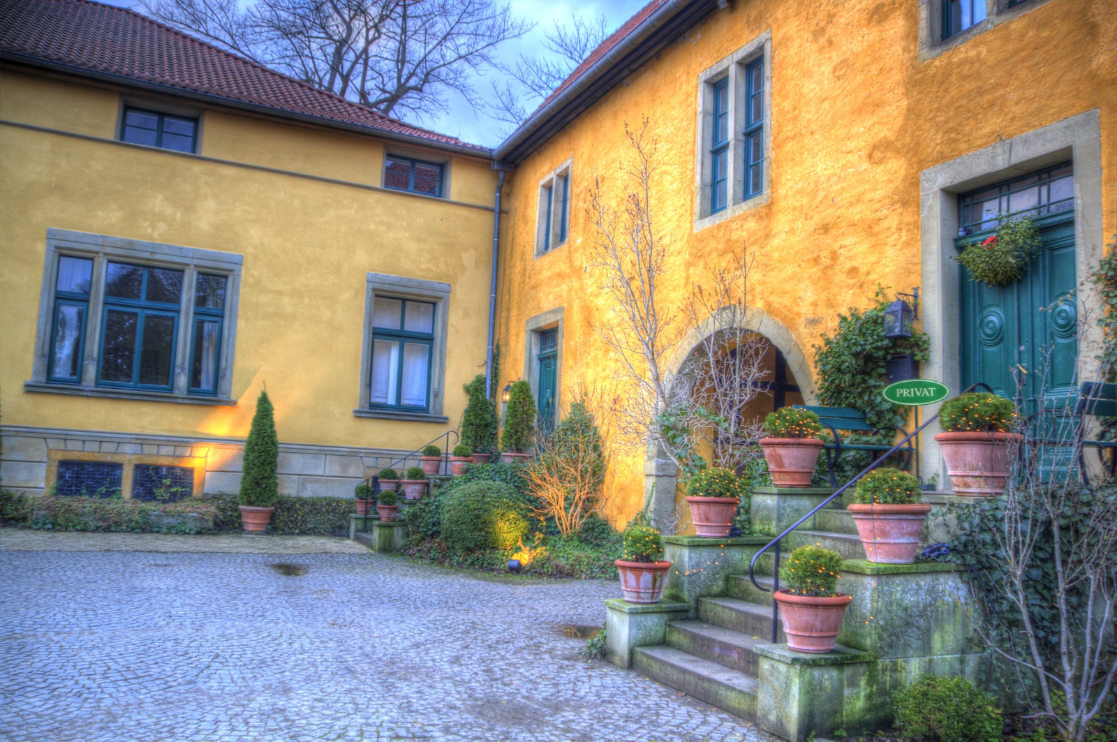 ต้นไม้, แนวนอน, หน้าต่าง, พระอาทิตย์ตก, สวน, สถาปัตยกรรม, ธรรมชาติ, อาคาร, ท้องฟ้า, จอด, ผนัง, เมฆ, บ้าน, หนาว, เยอรมนี, ฤดูกาล, ฟาร์ม, HDR, นกฮูก, คริสต์มาส, พฤศจิกายน, 2013, กระท่อม, สนามหลังบ้าน, อสังหาริมทรัพย์, สวย, ต้นไม้, เมฆมาก, landschaft, ลาน, ปลูก, ฤดู, อาคาร, สี, ธันวาคม, atardecer, himmel, ตลาดคริสต์มาส, natur, deutschland, สี, บ้าน, Soleil, Ciel, ความแตกต่าง, วิลล่า, คฤหาสน์, weihnachtsmarkt, sonnenuntergang, Wolken, Allemagne, ตะไคร่น้ำ, photomatix, b ume, ซุ้ม, สวนสาธารณะ, การประมวลผล, Arbres, มือถือ, nrw, zonsondergang, Westfalen, Ostwestfalen, couchesoleil, Herford, kreisherford, solfald, ย่าน, ย่านที่อยู่อาศัย, ลาน, ทรัพย์สิน, อสังหาริมทรัพย์, คฤหาสน์, ลำไส้, Wiehengebirge, wasserschloss, ภูมิทัศน์, Weihnachten, ไร่องุ่น, r dinghausen, gutb ckel