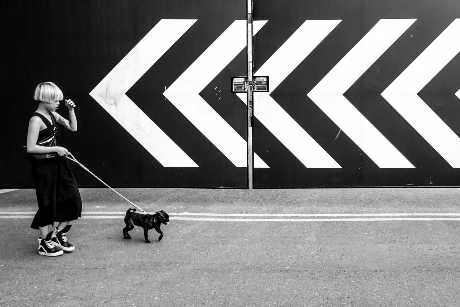 kontrast, Londýn, lidé, bílý, Černá, černobílý, ulice, stín, silueta, Pes, geometrie, Šipka, šipky, chůze, 9, X3, světlo, tělesné, Černá bílá, tvar, čára, fotografie, tst, streetphotography, upřímný, obraz, y, Spojené království, fab, sal, Černý a bílý, monochromatické fotografování, shoreditch, BWS, EGR, usp, APF, WSP, kub, spm, ČEP, VOG, SVU, MGG, shm, FPV, SPW, UCV, GSW