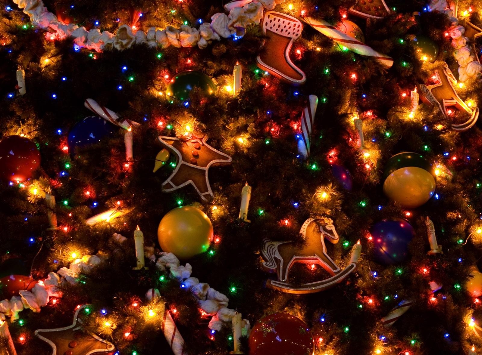 Wallpaper tree, holiday, candles, ornaments, garlands, toys 1600x1180 CoolWallpapers