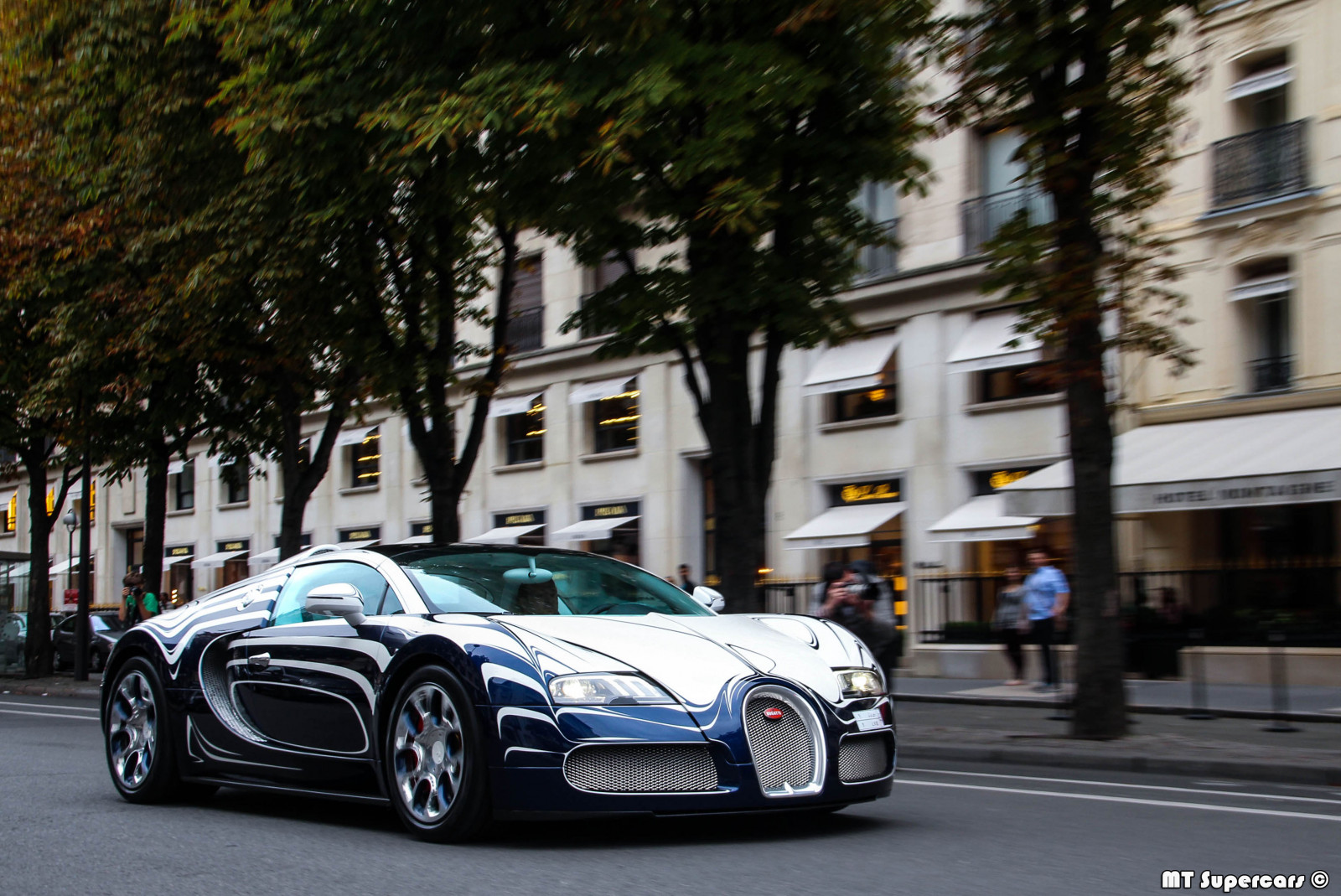 bílý, Černá, hračky, sport, město, ulice, auto, vozidlo, silnice, fotografování, modrý, luxus, letní, Paříž, zlato, sportovní auto, Bugatti, Bugatti Veyron, výkon auta, parkoviště, infrastruktura, 2014, rostlina, kolo, velký, nebo, blanc, okraj, bilionář, superauto, momentka, 164, Veyron, Hyperauta, luxe, grandsport, Arabové, KSA, pozemní vozidla, automobilového designu, luxusní vůz, motorové vozidlo, druh dopravy, osobní luxusní automobil, výkonné auto, městské auto, střední velikost auta, auto part, Molsheim, lor, Porcelán, Dorlisheim, Lorblanc, automotive wheel system