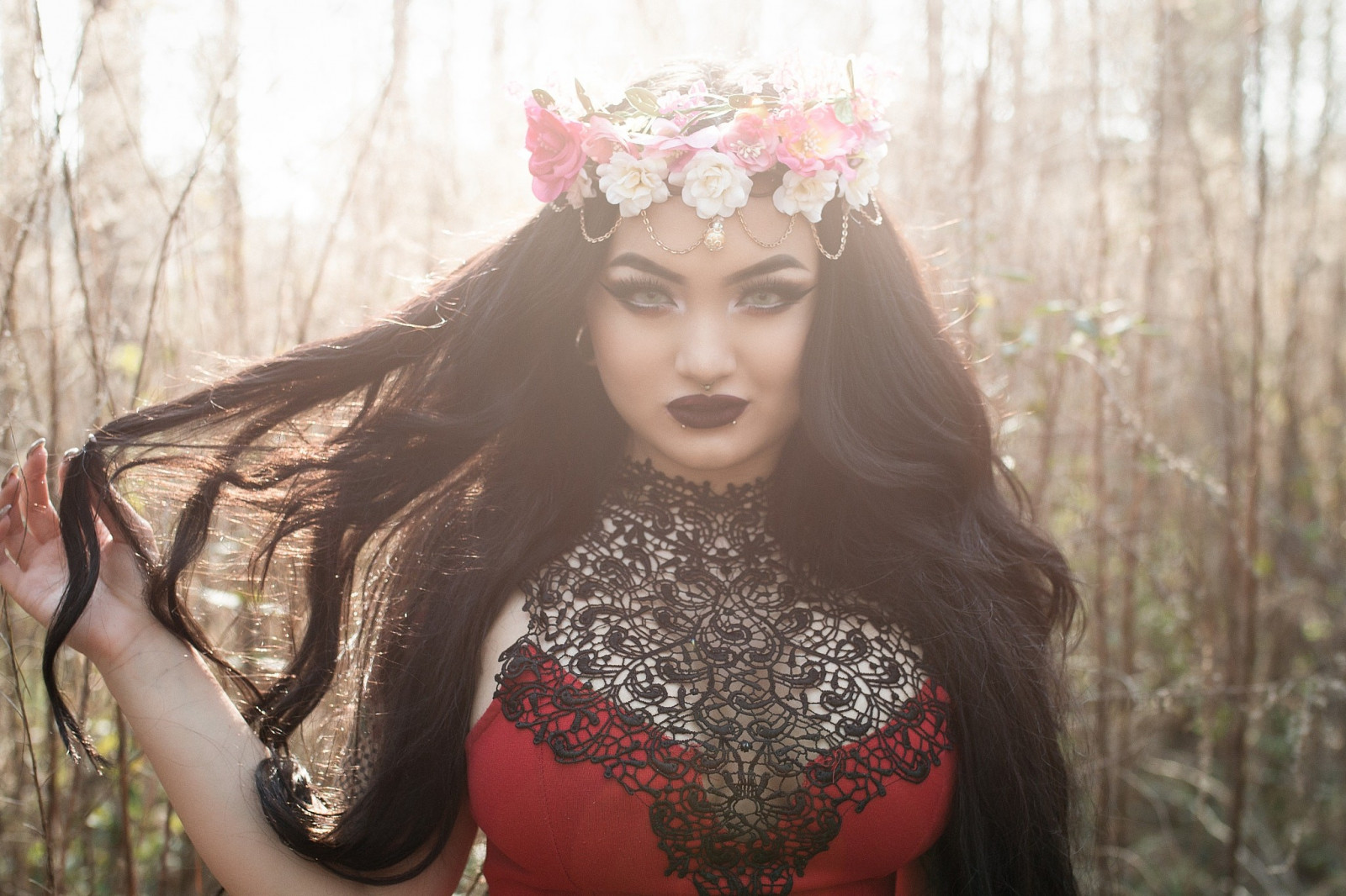 ženy venku, ženy, model, portrét, kroužky v nose, hloubka pole, květiny, dlouhé vlasy, vlnité vlasy, makeup, fotografování, šaty, černé vlasy, pronikavý, móda, vlasy, koruna, oční linky, Jade Vo, propíchnout ret, propíchnout přepážku, věnce, jaro, Osoba, kůže, oblečení, hlava, květ, dívka, krása, oko, žena, dáma, nevěsta, fotografie, portrétní fotografie, focení