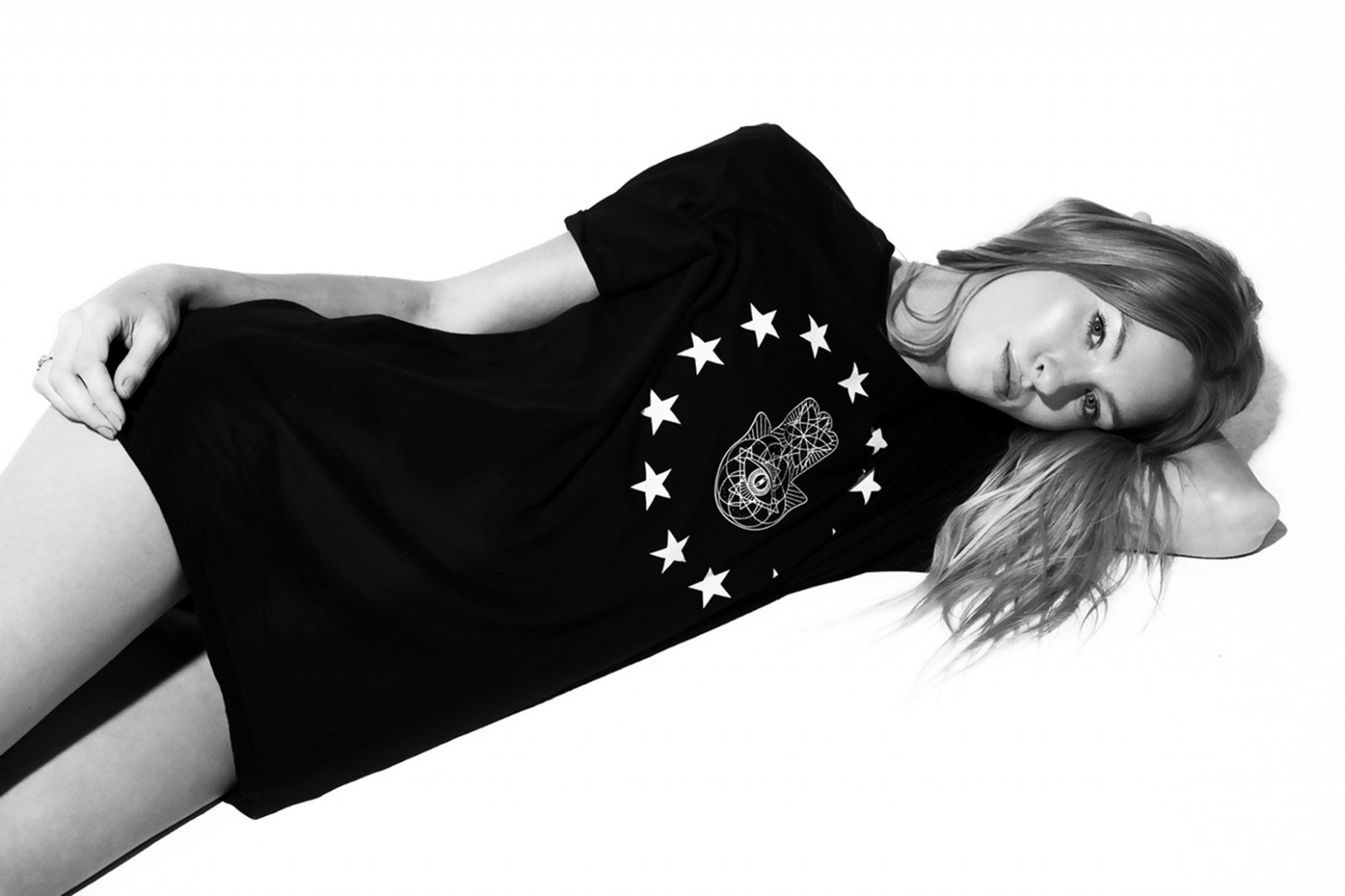 ภาพวาด, ดำ, ผู้หญิง, ขาวดำ, โมเดล, พื้นหลังสีขาว, กางเกงไม่มี, Paige Tiziani, ผู้หญิง, แขน, ทรงผม, ดำและขาว, ถ่ายภาพขาวดำ, การถ่ายภาพ, เครื่องประดับแฟชั่น, ผลิตภัณฑ์