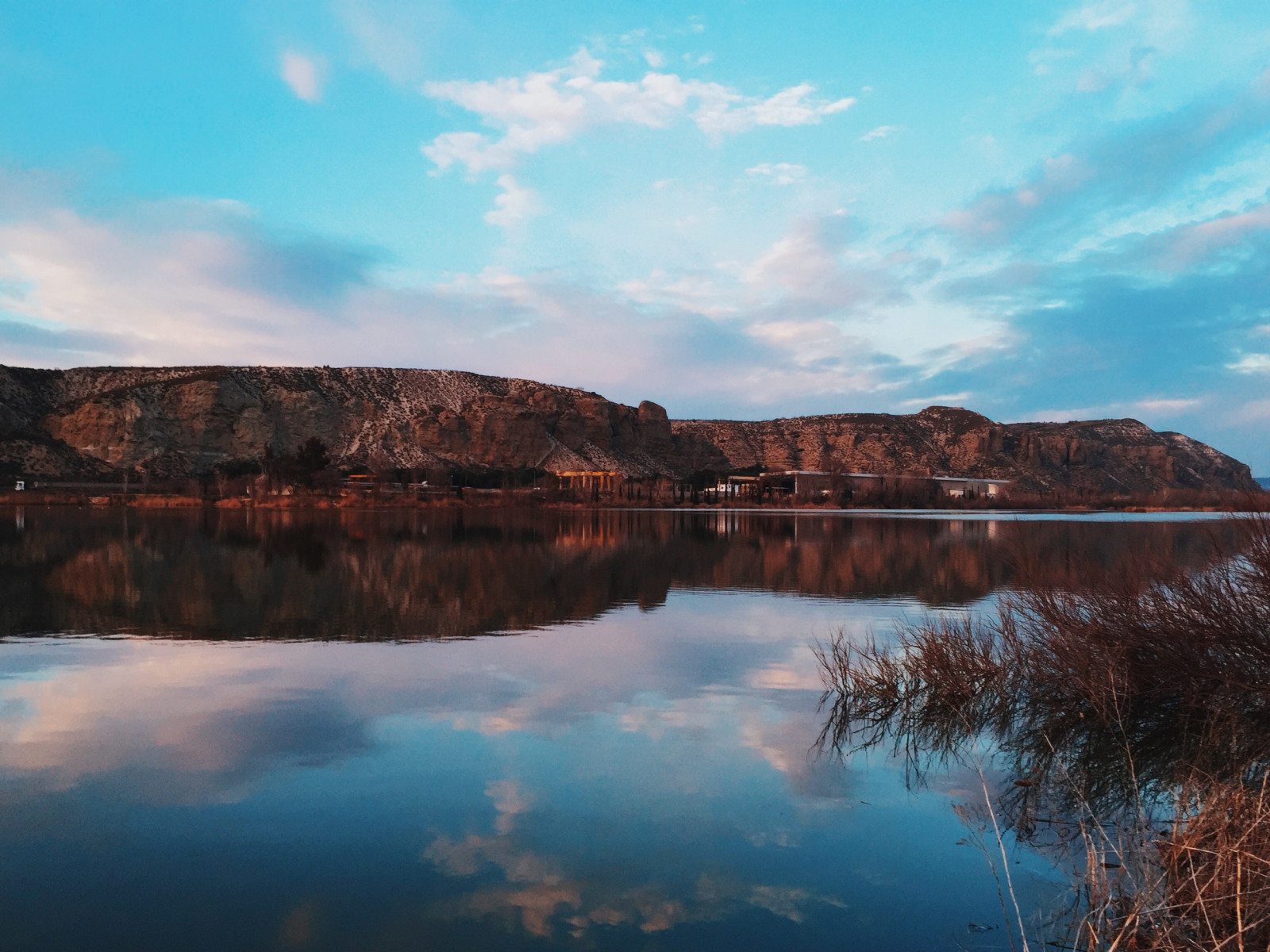landskab, solnedgang, bakke, sø, vand, natur, forladt, afspejling, himmel, sten, berolige, grøn, blå, aften, morgen, klint, flod, Spanien, horisont, atmosfære, fjorden, iPhone, ødemark, Europa, guld, Colorado, farvestrålende, Bank, mount landskaber, krater sø, dannelse, sø område, Terræn, Sky, overskyet, areal, bjerg, kostbar, daggry, vindmøller, placere, reservoir, dagens billede, tarn, smuk, highland, loch, computer tapet, meteorologisk fænomen, faldt, Fjord, skrænt, vandressourcer
