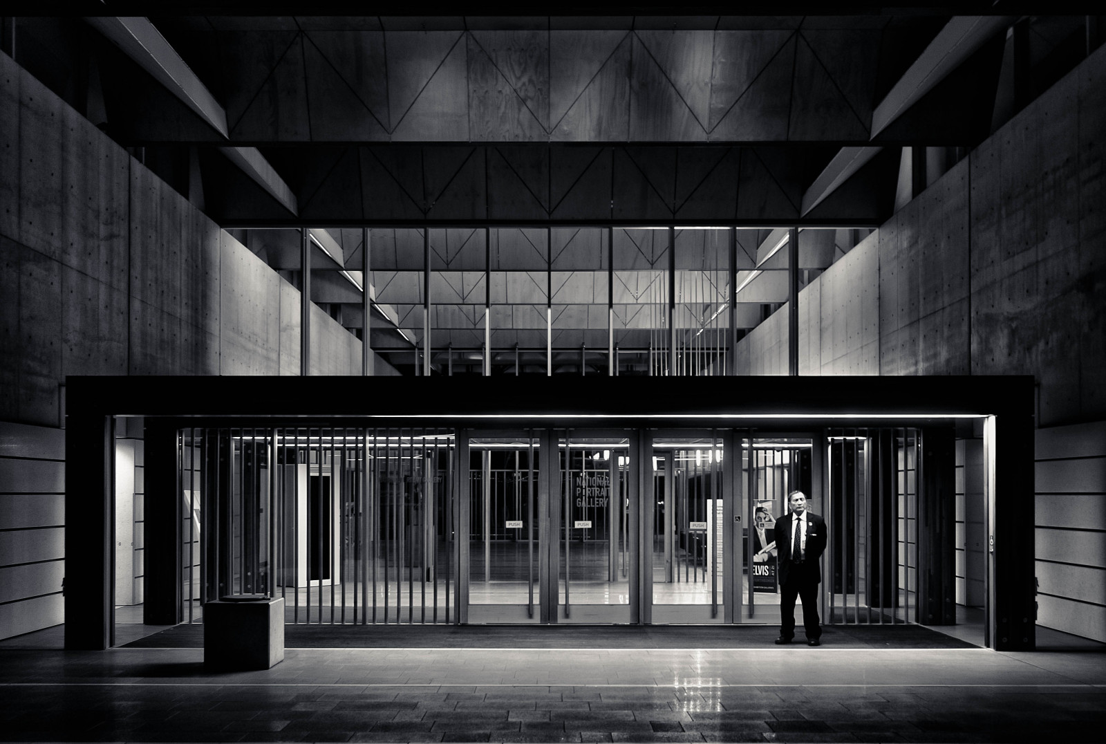 ulice, Leica, Černý a bílý, tělesné, noc, Černá bílá, 28mm, hodinky, hlídat, vchod, streetphotography, bezpečnostní, m8, bdění, ASPH, F28, Národníportraitgallery, monocrome, elmaritm, steetphoto, LR5, leicaimages, lightroom5