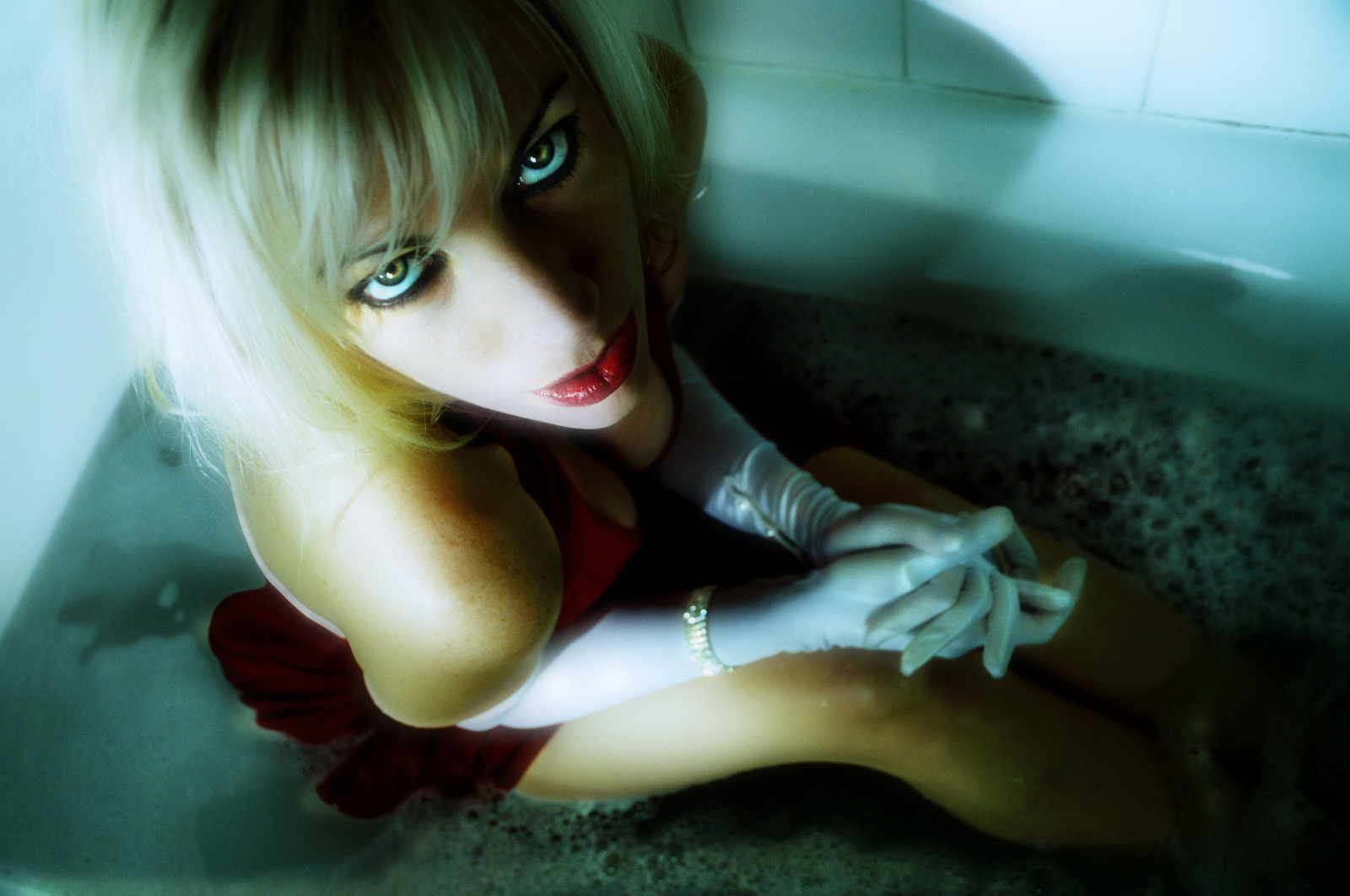 ritratto, fotografia, libro, bagno, stella del rock, Hollywood, vasca da bagno, 8 millimetri, editoriale, vestito rosso, Inthetub, tjscott, Immagini cinematografiche