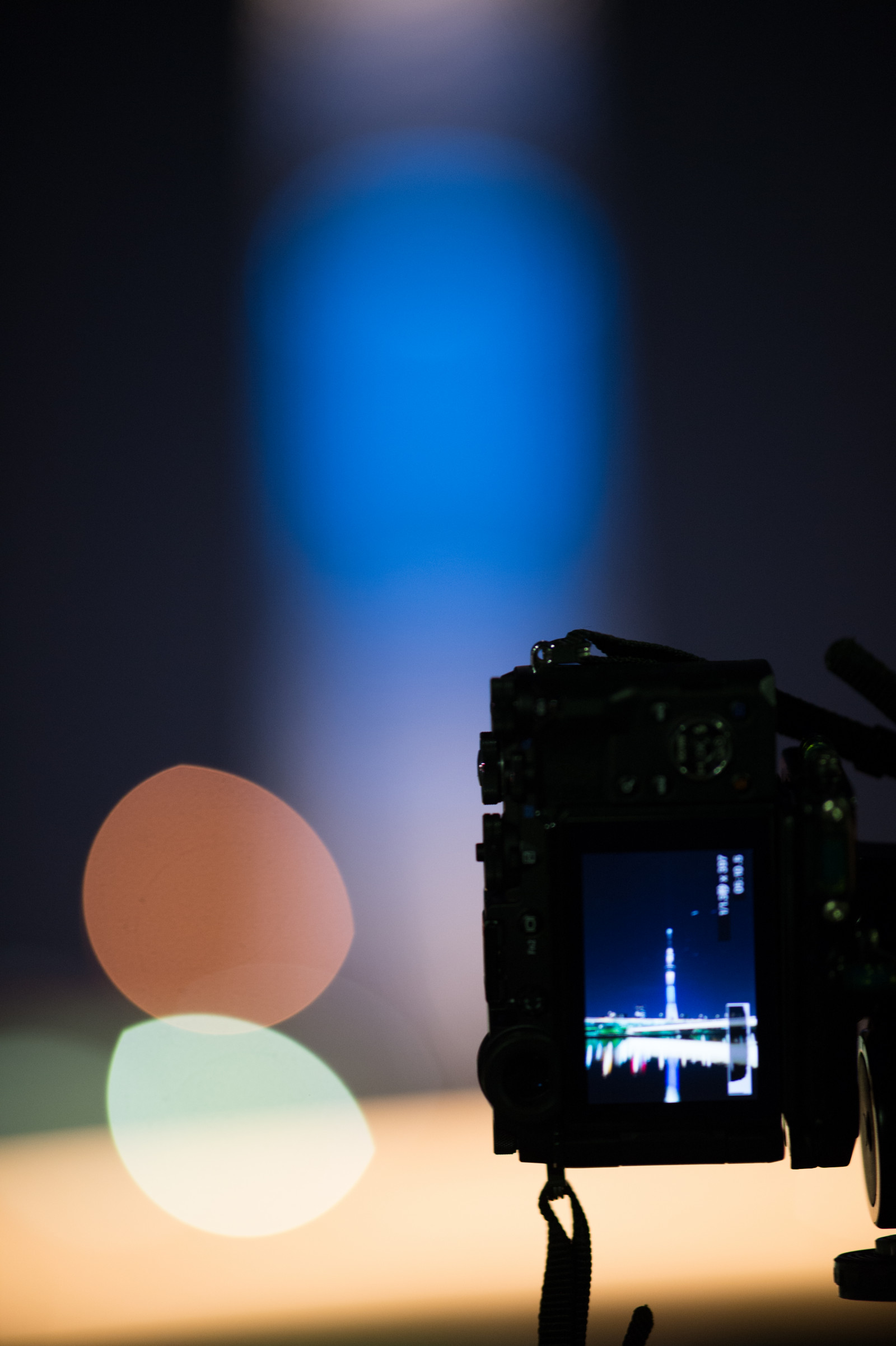 Japonsko, noc, architektura, prostor, modrý, věž, Nikon, Tokio, jp, Skytree, světlo, barva, NIKKOR, osvětlené, osvětlení, osvětlení, tma, iki, mezník, Tokyo Sky Tree, afs105mmf14eed, afsnikkor105mmf14eed, df, sakurabashi, Snímek obrazovky, Atmosféra Země