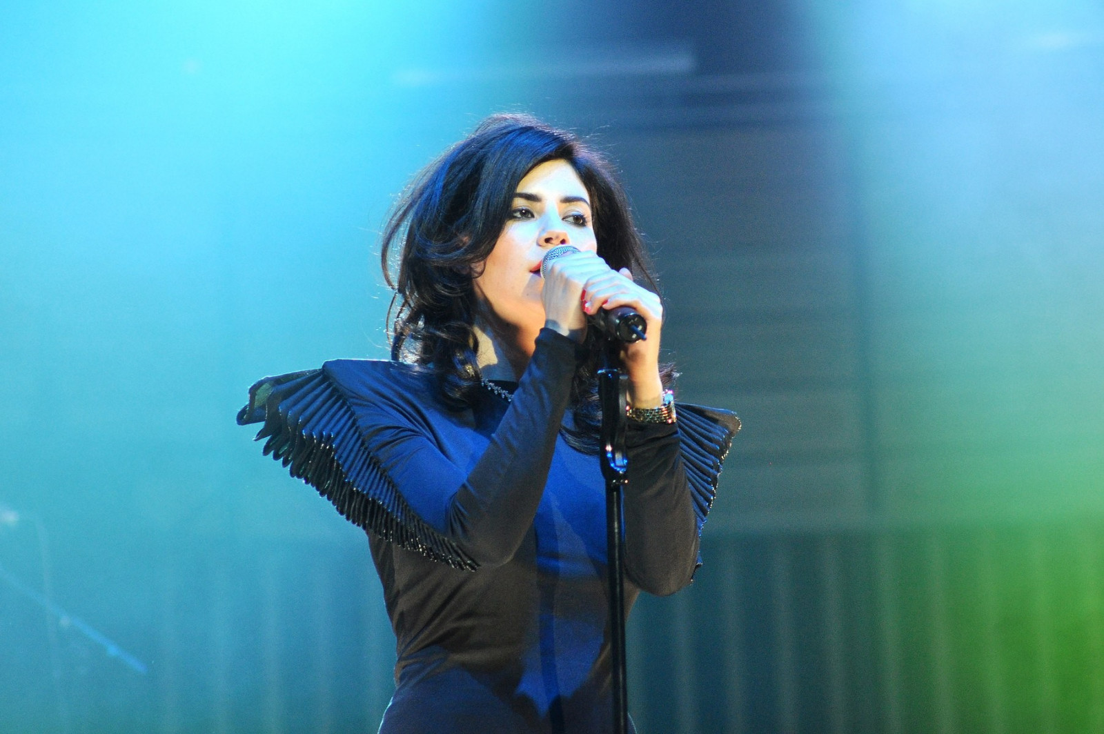ženy, fotografování, hudba, zpěvák, modrý, hudebník, tmavé vlasy, kytarista, zpěv, Marina and the Diamonds, zábava, představení, fáze, koncert, focení, interakce, písničkář, múzických umění