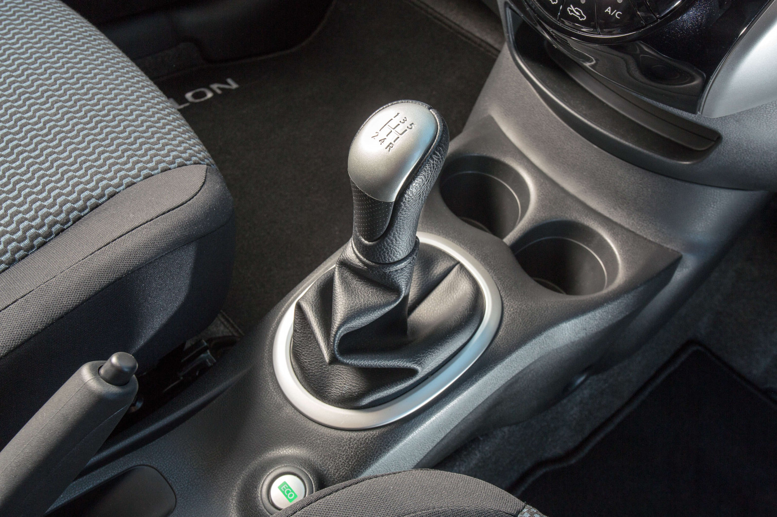 bil, køretøj, Nissan, Sedan, netcarshow, netcar, bil billeder, bil foto, 2016, Bemærk britiske version, jord køretøj, bil make, familie bil, kompakt bil, bybil, sport utility køretøj, subcompact bil, SuperMini