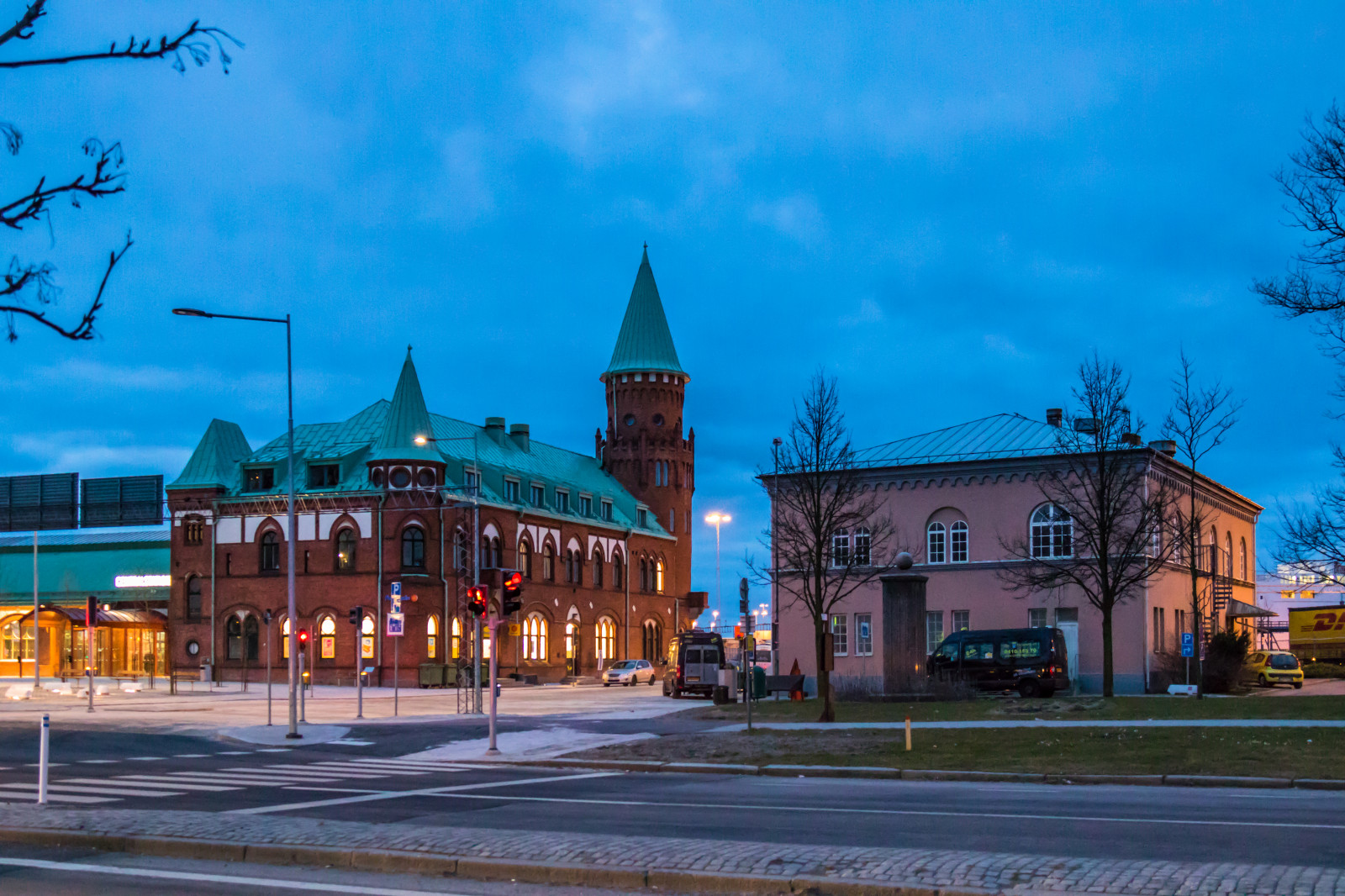 město, panoráma města, architektura, budova, večer, město, kostel, majetek, centrum, bluehour, architektura, byggnad, centrální stanice, vlakové nádraží, Trelleborg, bl timmen, Centralstationen, trelleborgc, mezník, předměstí, urban area, lidské osídlení, sousedství, obytný prostor, místo uctívání