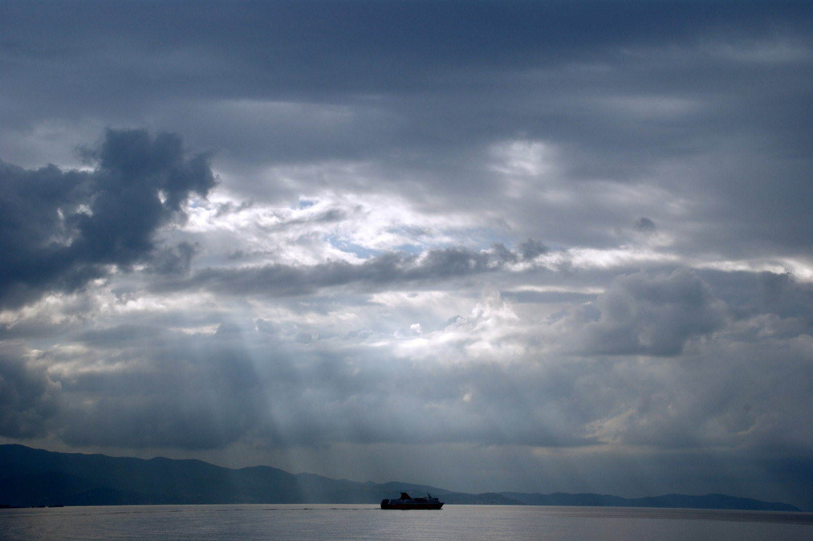slunečnímu záření, krajina, loď, loď, moře, záliv, jezero, odraz, nebe, vozidlo, ráno, pobřeží, horizont, Sony, soumrak, Korsika, paysage, Reflex, trajekt, Ajaccio, 2011, mrak, počasí, svítání, oceán, Soleil, corse, mer, ciel, mega, navire, vyjádřit, trajekty, Janvier, Golfe, jezero, atmosférický jev, meteorologický jev