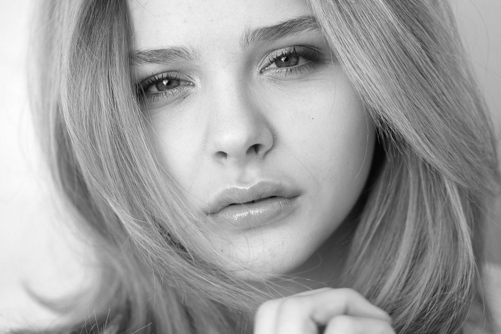 tvář, bílý, Černá, ženy, černobílý, model, portrét, dlouhé vlasy, fotografování, osobnost, herečka, vlasy, nos, emoce, Chlo Milost Moretz, Osoba, kůže, hlava, dívka, krása, usměj se, oko, žena, blond, Černý a bílý, monochromatické fotografování, portrétní fotografie, hnědé vlasy, mimika, orgán, zblízka