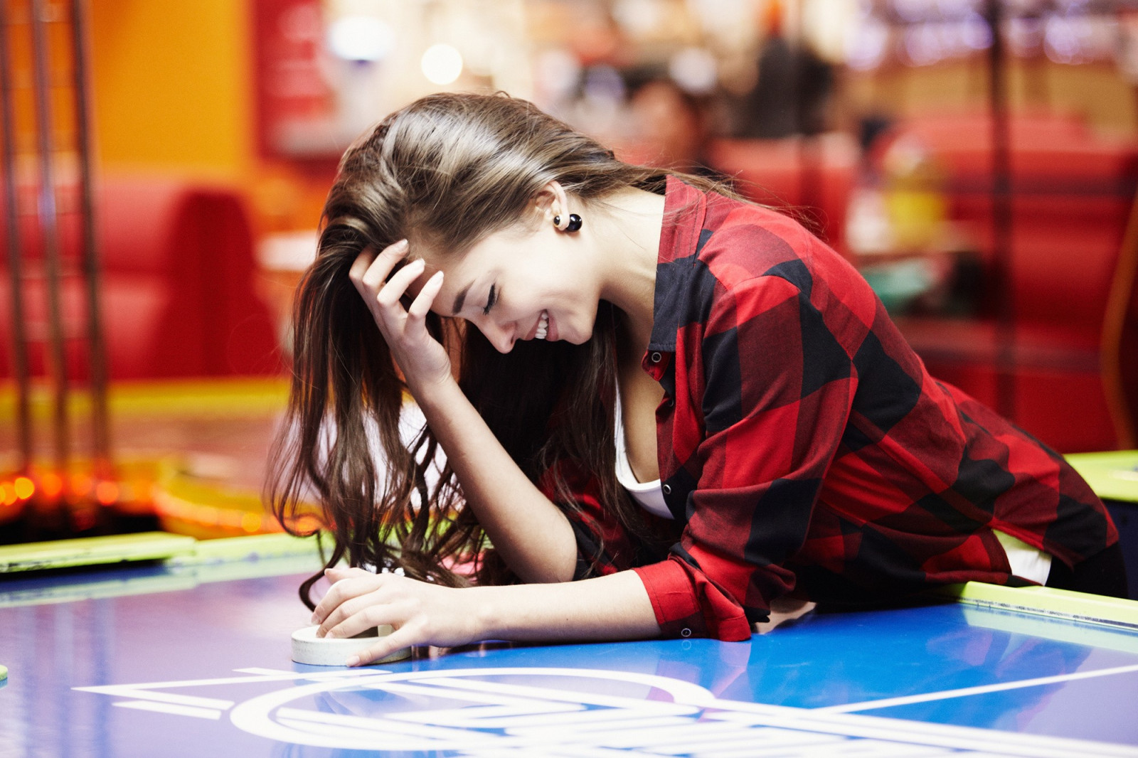 ženy, model, hloubka pole, dlouhé vlasy, zavřenýma očima, bruneta, Červené, usmívající se, košile, Alexey Tsyganov, hrát si, dítě, lidských pozice