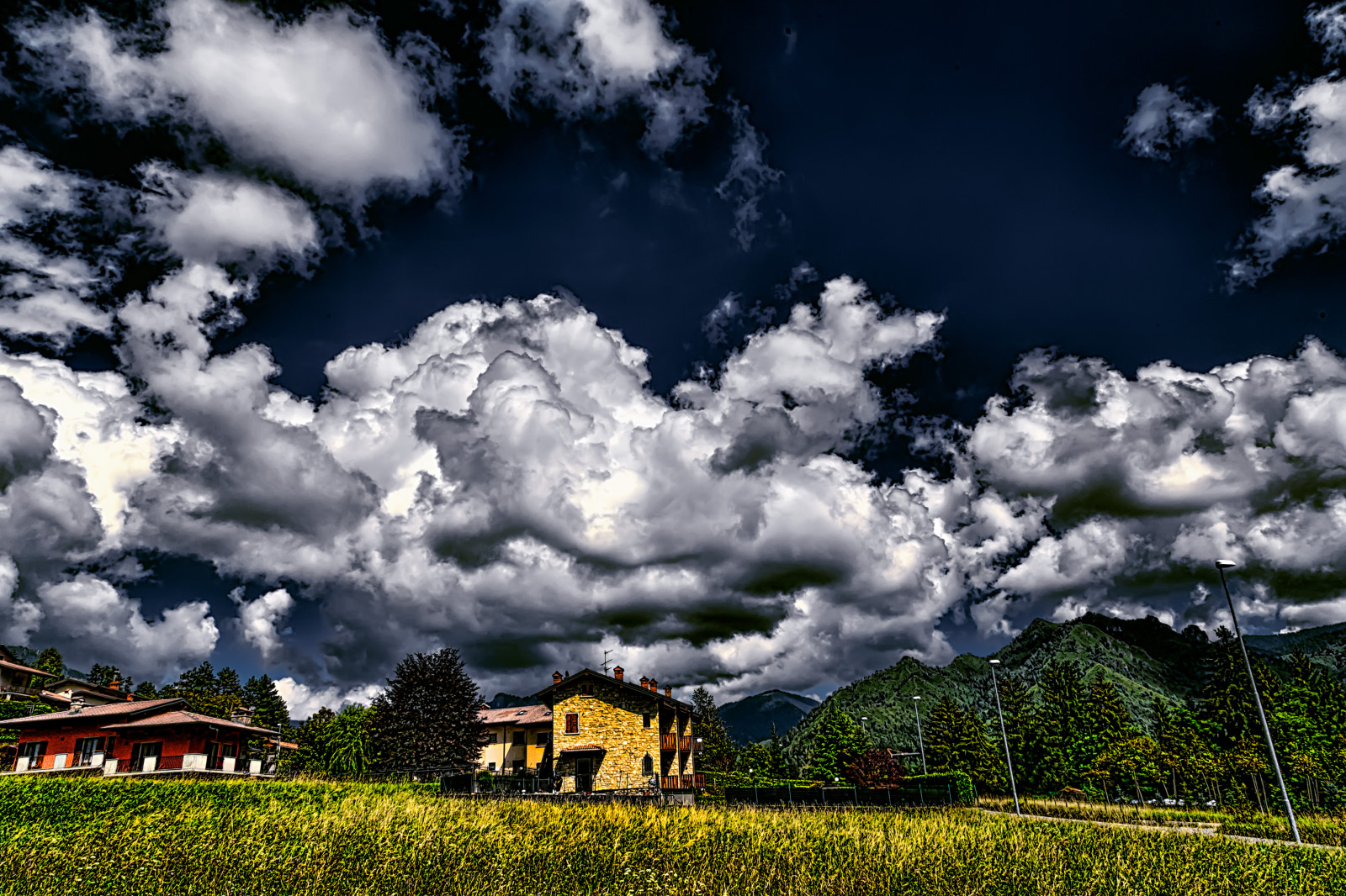 slunečnímu záření, krajina, Itálie, Příroda, tráva, nebe, pole, večer, HDR, horizont, atmosféra, jaro, mount scenérie, mrak, strom, hora, lučina, Italia, louka, během dne, canon5d, lombardia, venkov, počítač tapeta, Atmosféra Země, dřevina, meteorologický jev, kupa, jev, marcotrovo, Bergamo, Presolana, Castione