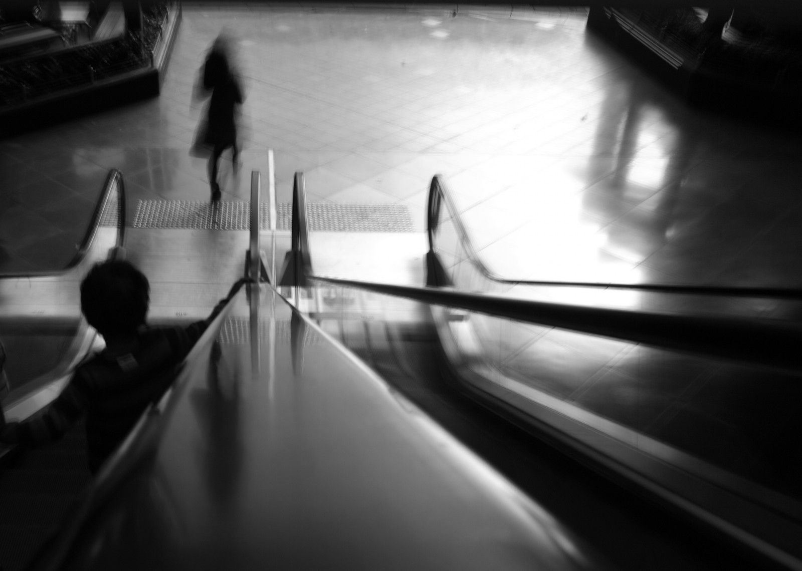 Wallpaper urban, woman, Motion, blur, girl, walking, escalator, sigma