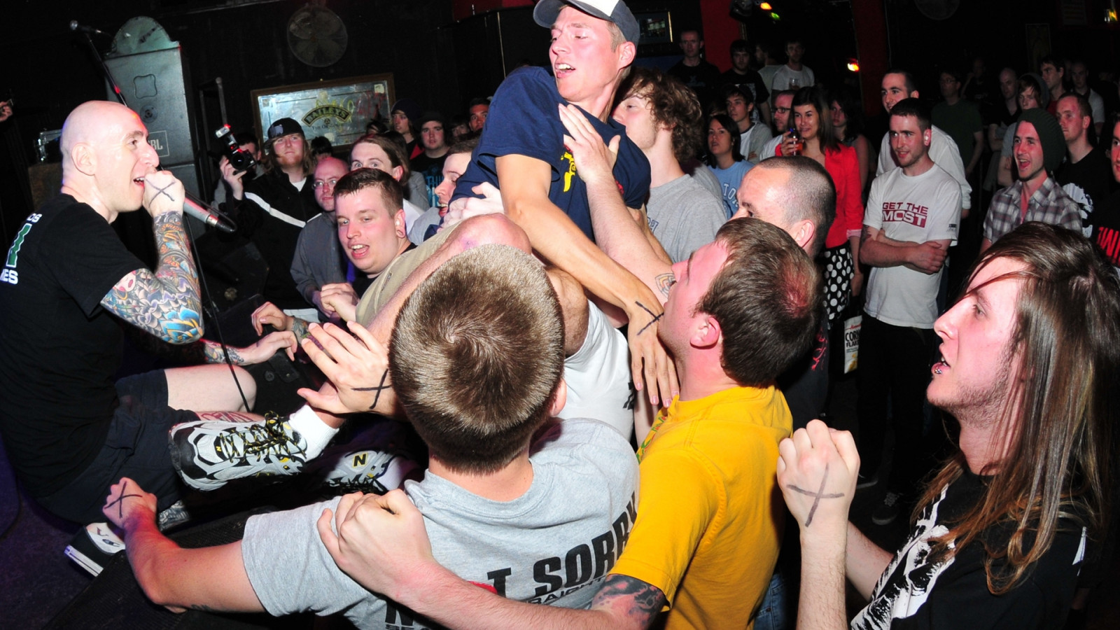 hudba, tetování, hudebník, publikum, událost, oslava, zábava, víčko, představení, klub, dav, fanoušek, rekreace, noční klub, produkt, sociální skupina, múzických umění, gang, zradila, public event, punk fashion