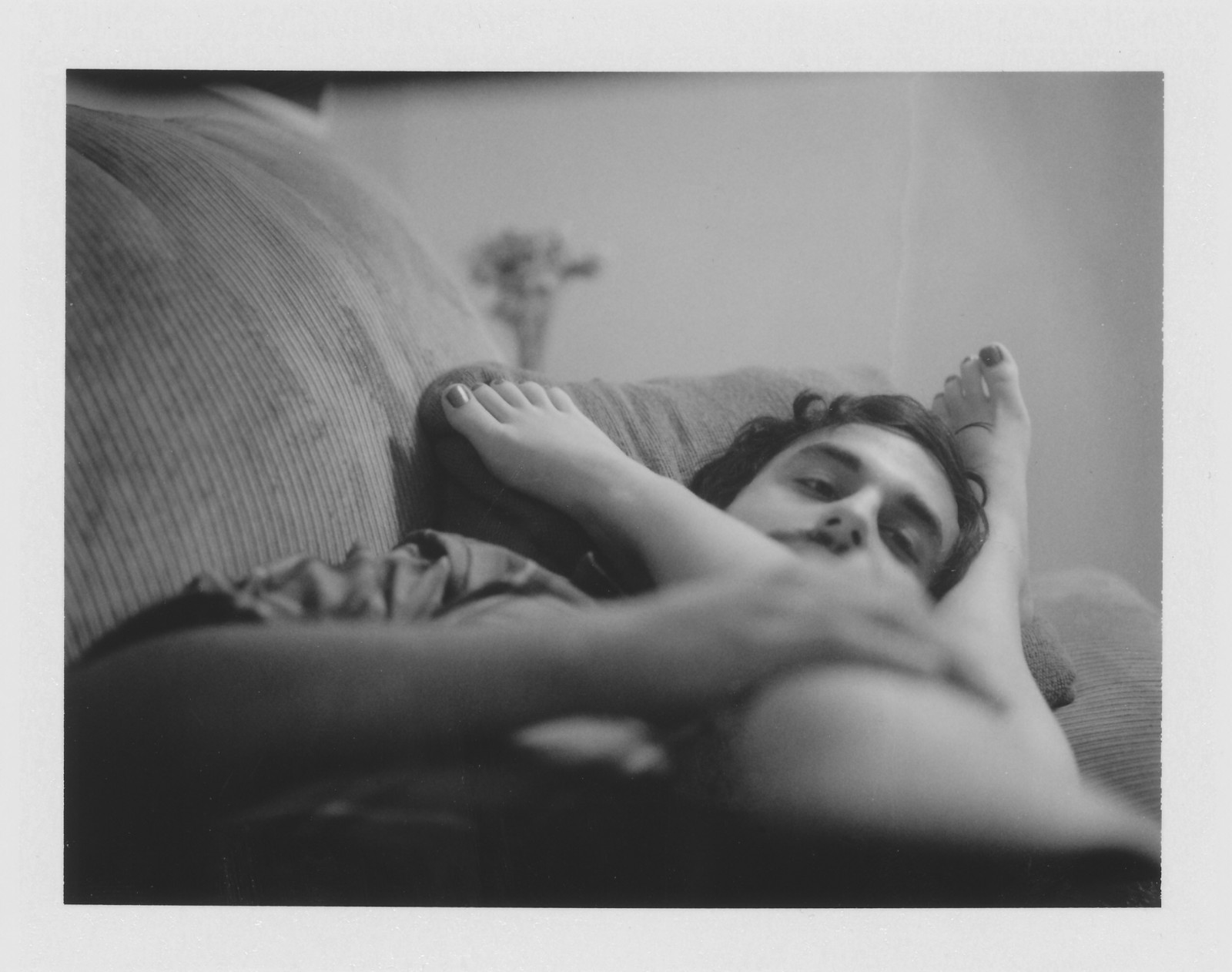 tegning, hvid, sort, monokrom, portræt, fotografering, fødder, Person, Polaroid, bw, hånd, fotografi, Følelse, billede, sort og hvid, monokrom fotografering, portrætfotografering, Photo shoot, nøgenmodel, interaktion, menneskelig handling, polaroid180, 4x5