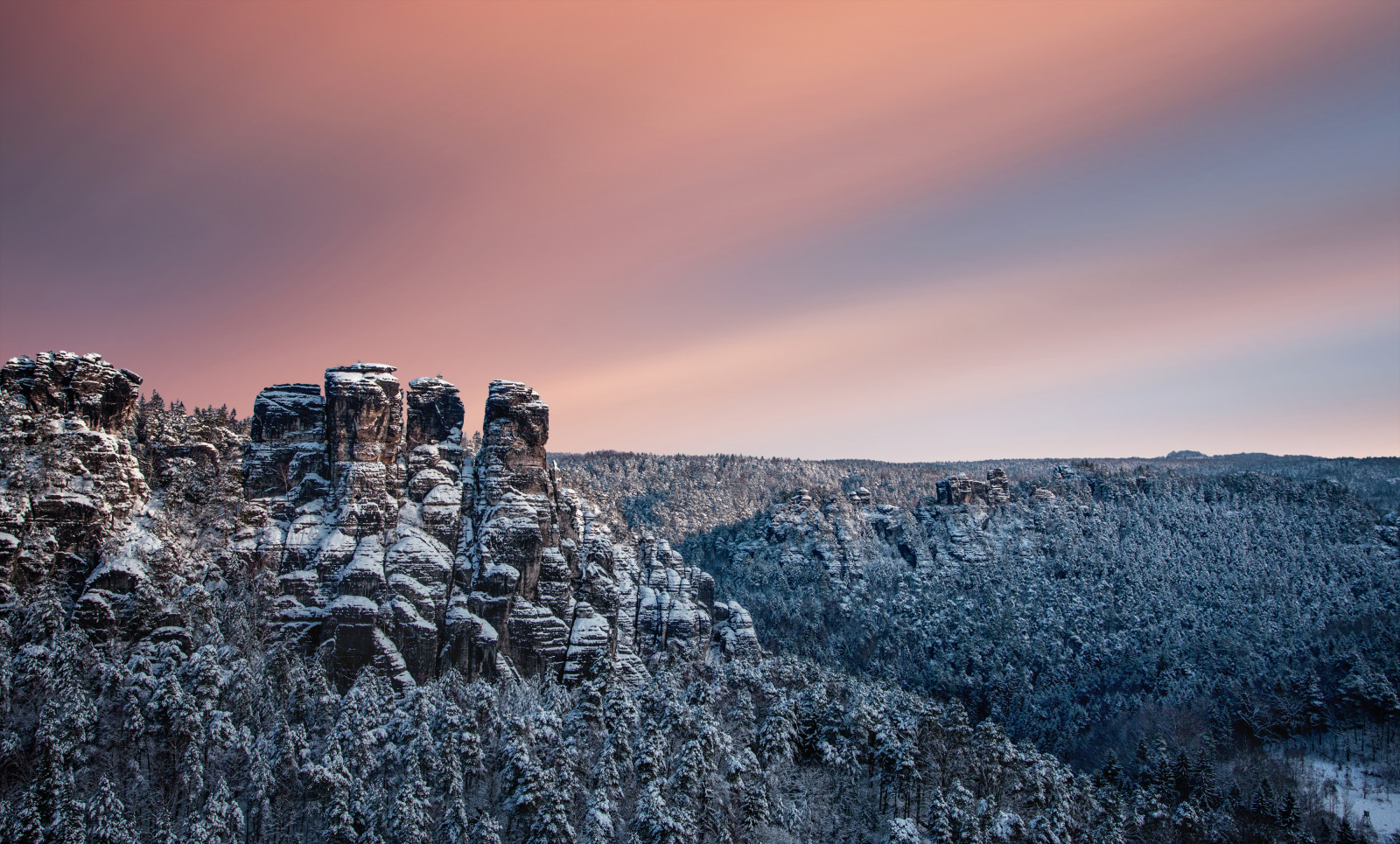 træer, landskab, bjerge, solnedgang, bakke, klippe, natur, himmel, sne, vinter, solopgang, aften, morgen, horisont, klipper, ødemark, skumring, topmøde, Sky, træ, Landschaft, bjerg, vejr, daggry, sæson, natur, berg, naturallight, Schnee, Berge, b ume, Sandstein, atmosfærisk fænomen, bjergrige landskabsformer, geografisk funktion, bjergkæde, stein