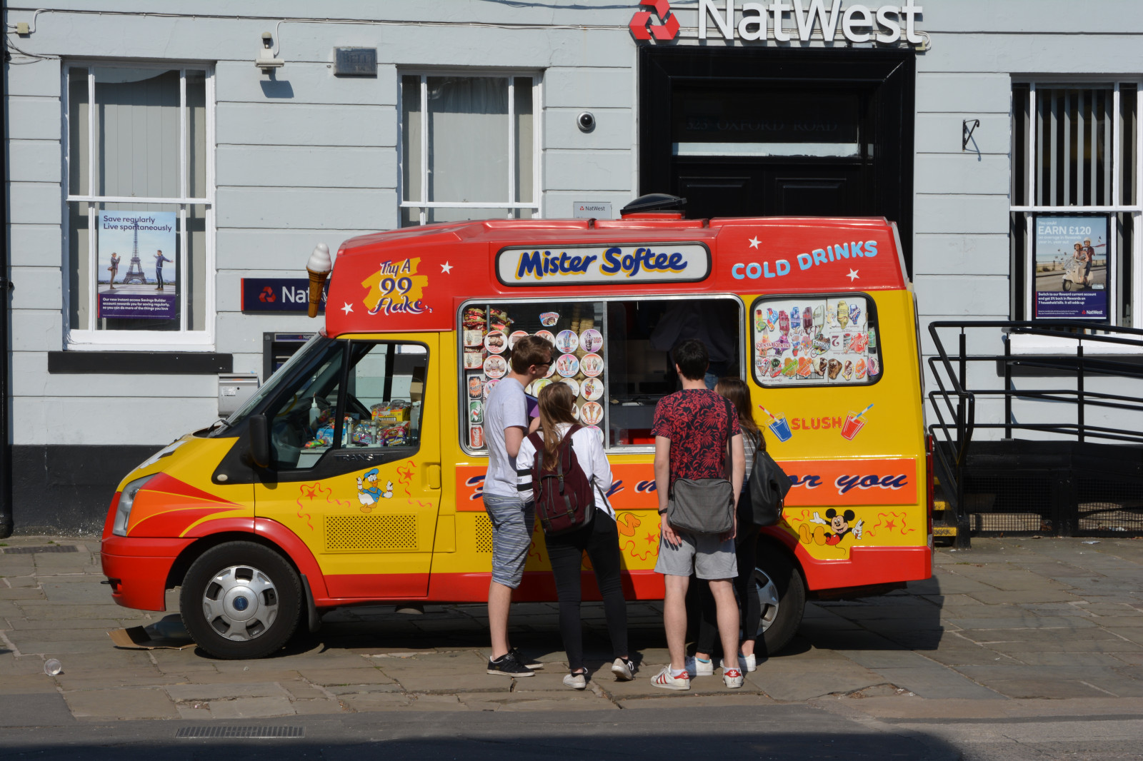 Okna, dívky, Anglie, lidé, muži, žlutý, architektura, Manchester, Spojené království, venkovní, chodník, městský život, streetphotography, banka, rozbředlý sníh, streetscene, chodník, zmrzlina, batoh, architektur, muži, ženy, Oxfordroad, Redorange, centrum města, pouliční prodejce, NatWest, zákazníci, Zmrzlina, cityscene, Mistersoftee, studené nápoje, UrbanScene, Icelollies, manchesterstreets, 99flakes