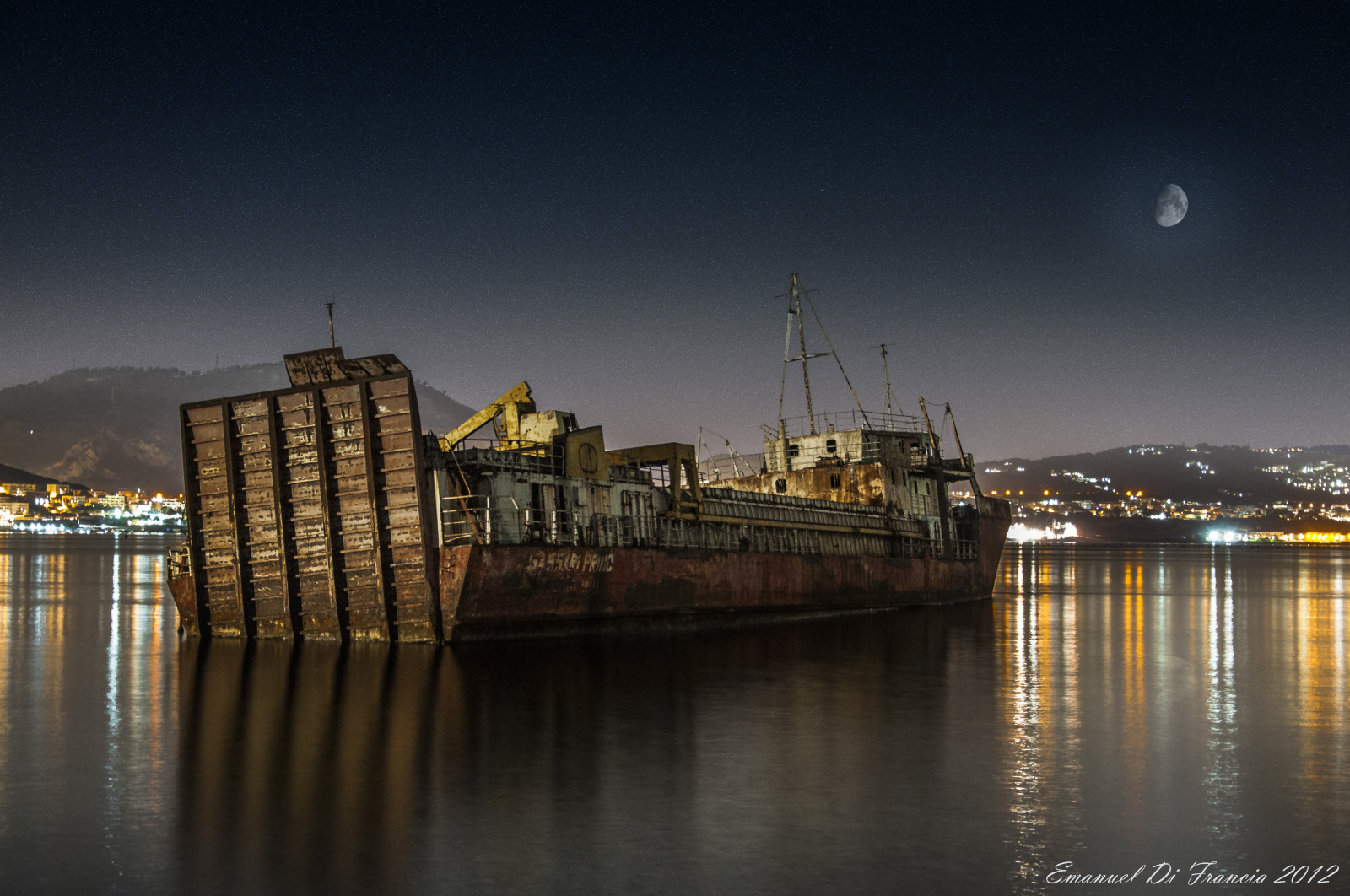 krajina, loď, moře, město, panoráma města, noc, voda, odraz, panoráma, vrak, večer, ráno, most, Nikon, duch, dok, soumrak, barca, světlo, cestovat, svítání, Fantasma, kobyla, náboj, mezník, notte, acqua, d90, nikond90, notturno, paesaggio, luci, relitto, naufragio, affondare, paesaggionotturno, affondato, naufragare
