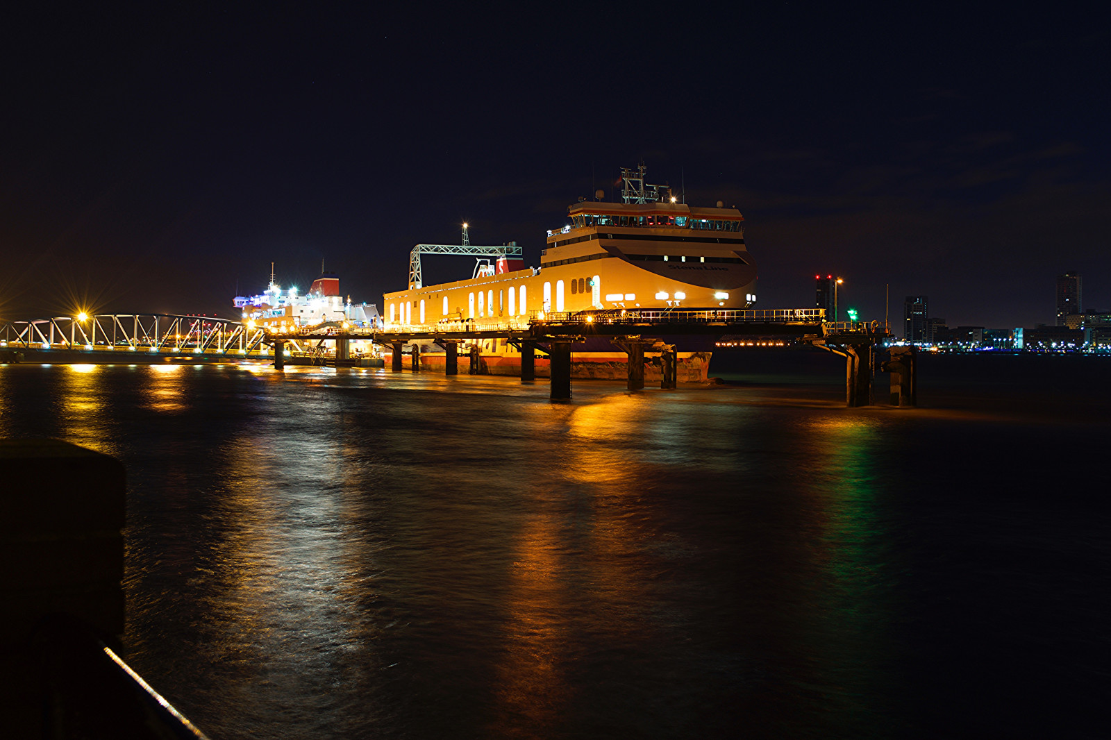 loď, moře, panoráma města, noc, voda, odraz, vozidlo, večer, věž, most, molo, dok, soumrak, rivermersey, Birkenhead, přesnost, stena, vykládání