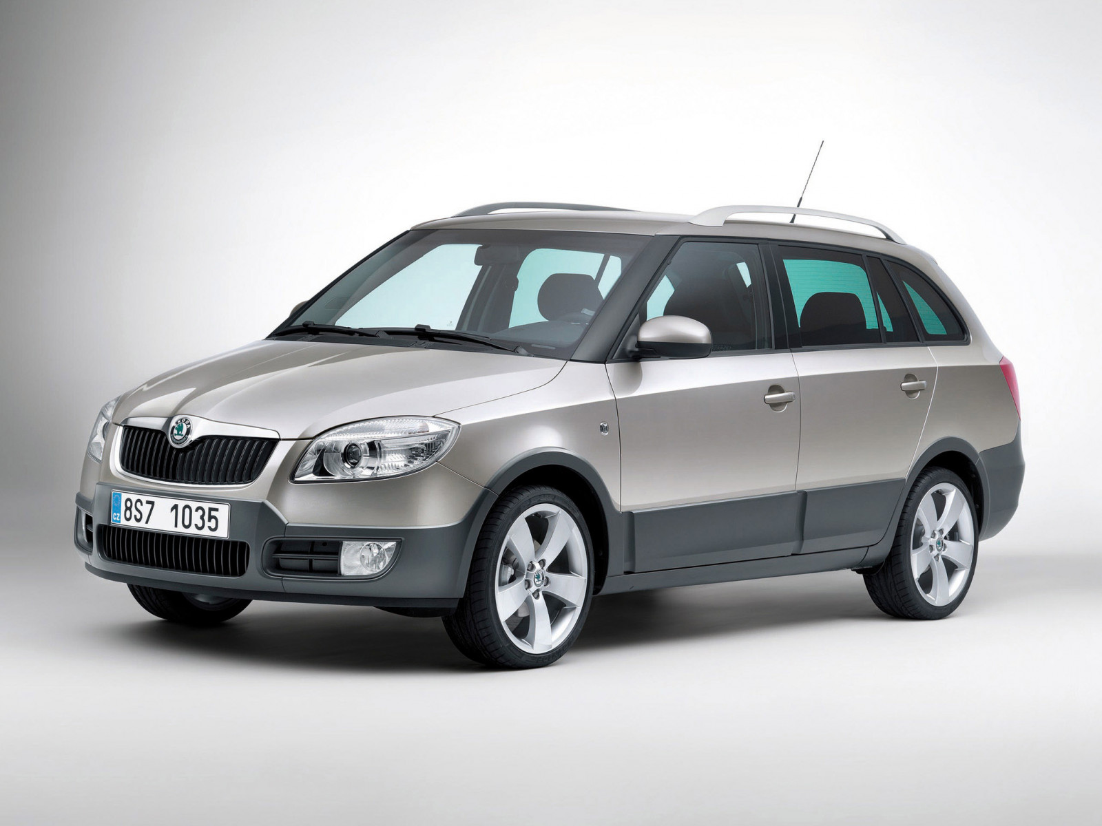 auto, vozidlo, limuzína, Skoda, Škoda Fabia, 2012, netcarshow, netcar, obrázky vozidel, photo auto, Fabia Scout, pozemní vozidla, automobilový exteriér, rodinný vůz, kompaktní vůz, sportovní užitkové vozidlo, střední velikost auta, supermini, Škoda roomster