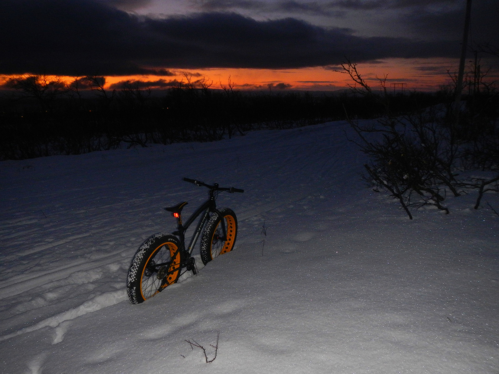 západ slunce, nebe, sníh, zima, vozidlo, žlutý, večer, ráno, Arktický, soumrak, ráfky, hora, počasí, prozkoumat, sezóna, prozkoumal, kolo, legrační, Vinter, Tlustý, atmosférický jev, pohoří, Finnmark, VADS, Varanger, vadsoe, barentsregionen, fatbike, feitsykkel, g y, sykkel, obtloustlý, m rketid, SKIL yp, XEED, polartime