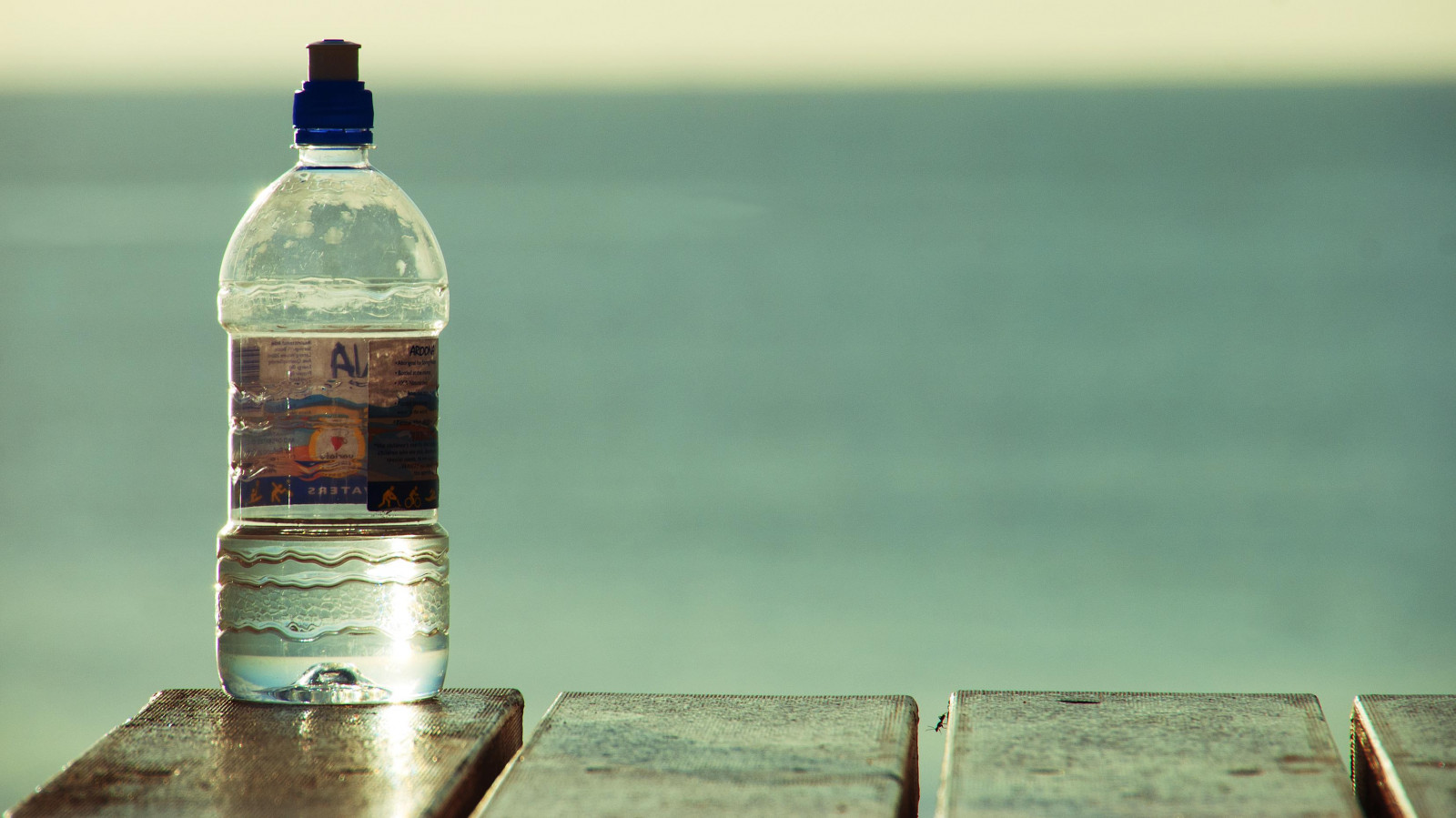 moře, voda, odraz, nebe, stůl, sklenka, láhev, destilát, skleněná láhev, mythoto