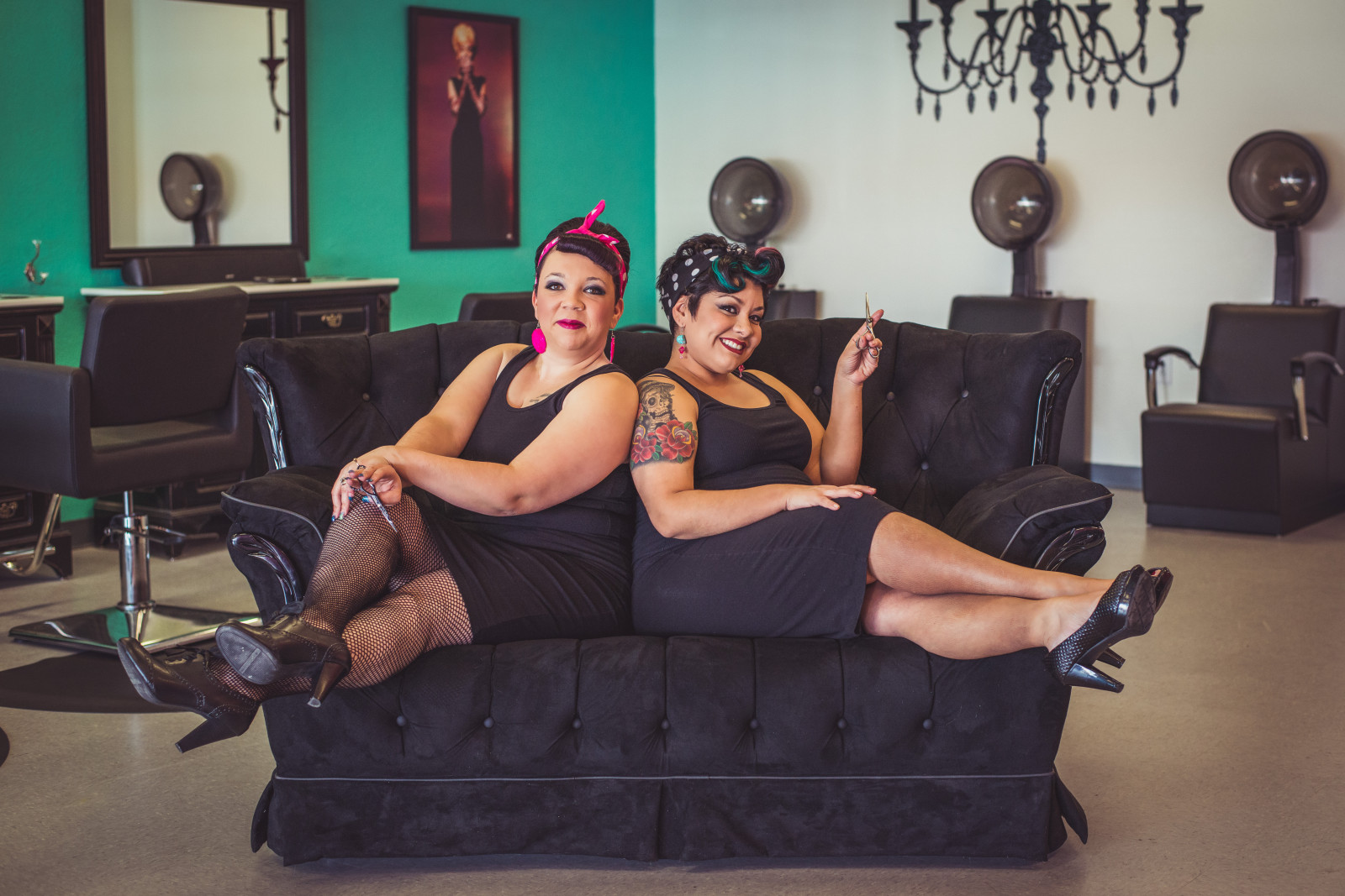 pokoj, místnost, sedící, podpatky, komerční, Albuquerque, Krásná, 50mm, krása, noha, reklamní, salon, nádherný, nábytek, nikond800, D800, windowlight, přišpendlit, vysoké podpatky, lidských pozice, Lidské tělo, fyzická zdatnost, Nové Mexiko, albuquerquephotographer, dustinmcclure, dustinjmcclure, dustinmcclurephotography, 50mm18, nikon50mm18, albuquerquephotography, albuquerqueportrait, 505, ABk, nůžky, blackcouch, commercialwork, burque, krásné ženy, gorgeousladies, promoshoot, pinupstyle, ooohgirlwhodidyourhair