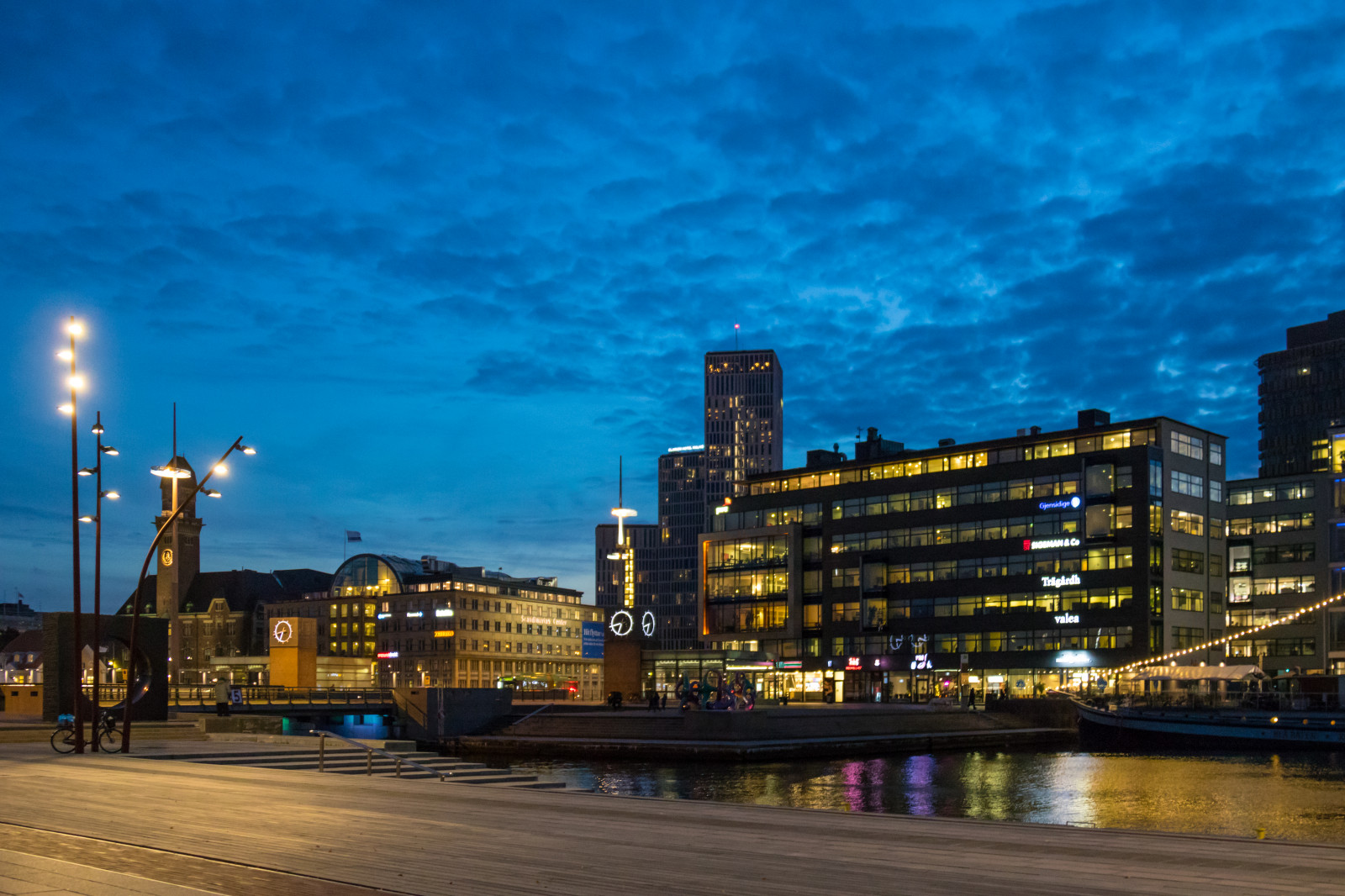 solnedgang, by, bybilledet, nat, arkitektur, bygning, afspejling, himmel, skyline, skyskraber, aften, morgen, horisont, skumring, metropol, Malm, Sky, downtown, Bluehour, arkitektur, byggnad, skymning, bl timmen, milepæl, byområde, hovedstadsområde, menneskelig bosættelse, højhus