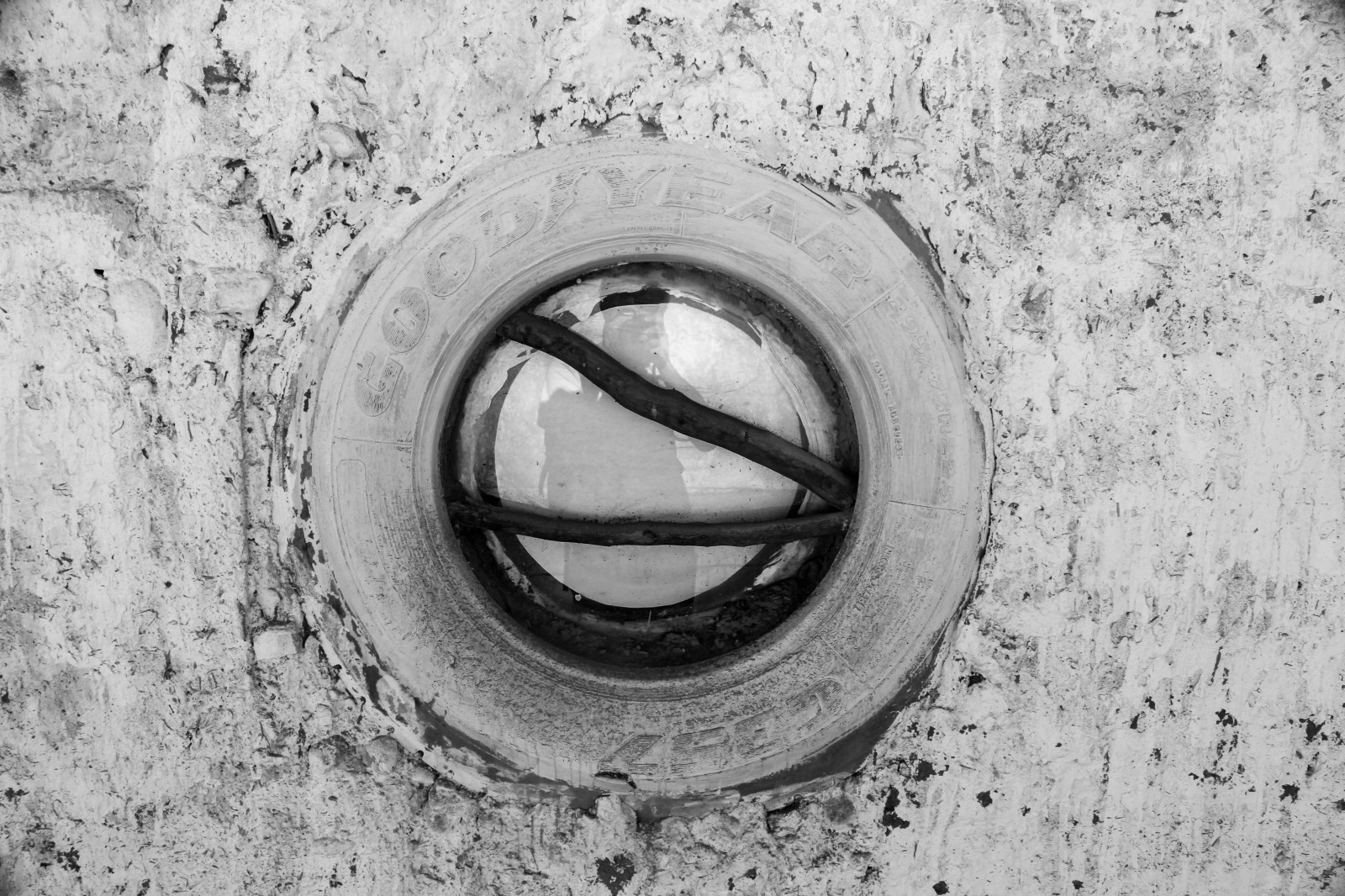 ภาพวาด, สีขาว, ดำ, ขาวดำ, หน้าต่าง, ผนัง, การถ่ายภาพ, ไม้, ง่าย, พื้นผิว, วงกลม, ยาง, ล้อ, รูปร่าง, จำนวน, ดำและขาว, ถ่ายภาพขาวดำ, ใกล้ชิด