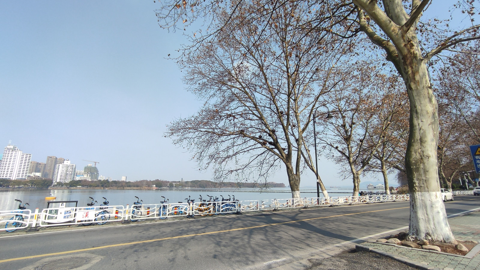 voda, nebe, rostlina, strom, tělo z vody, jezero, povrch vozovky, větvička, banka, Silnice, ráno, asfalt, silnice, dřevo, vodní, Natural landscape, město, plavidlo, kufr, horizont, pobřeží, boats and boating equipment and supplies, zima, krajina, jaro, rekreace, pobřeží, ulice, volný čas, chodník, pláž, nádrž, tráva, zmrazení, opadavý, chodník, oceán, moře, water transportation, odraz, podzim, řeka, kanál