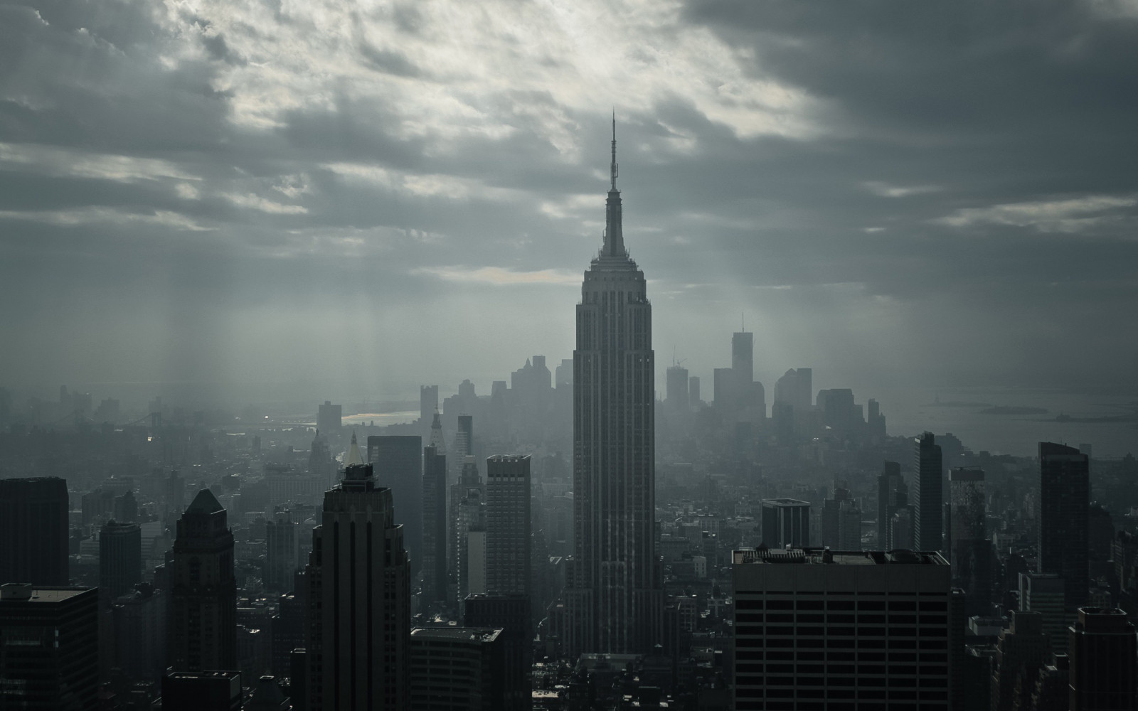 monokrom, by, bybilledet, himmel, skyer, skyline, skyskraber, aften, morgen, New York City, horisont, skumring, metropol, Empire State Building, dis, Sky, downtown, vejr, daggry, mørke, byområde, atmosfærisk fænomen, atmosfære af jord, sort og hvid, monokrom fotografering, hovedstadsområde, menneskelig bosættelse, højhus